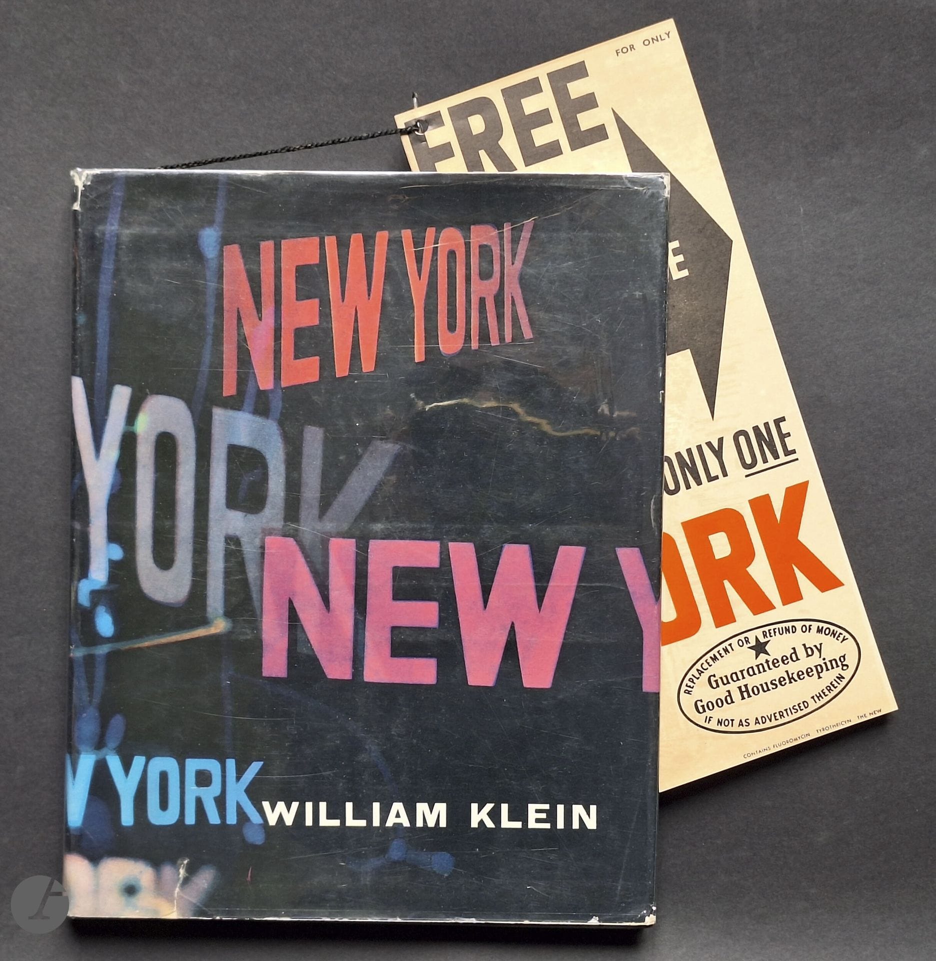 1956  KLEIN, WILLIAM (1926-2022)
New York. Life is Good and Good For You in New York : Trance Witness Revels. 
Photography Magazine, London, 1956. 
In-8 (28 x 22 cm). Édition originale anglaise. 194 pages. Reliure d'éditeur sous jaquette illustrée. Bien complet du livret de 16 pages en anglais. Jaquette avec deux petites déchirures.