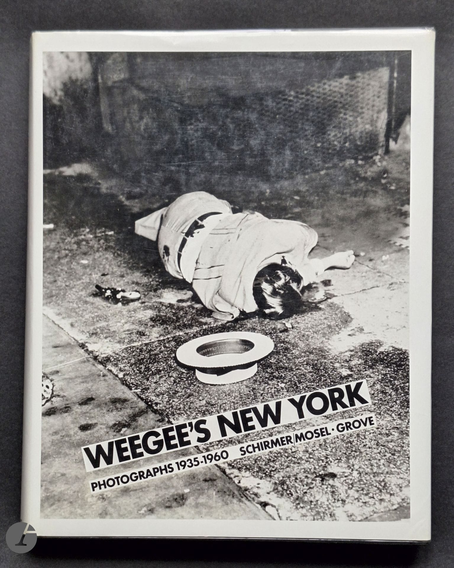 1982  WEEGEE (1899-1968) 
Weegee's New York
Photographs 1935-1960.
Schirmer/Mosel, 1982.
In-4 (30 x 23,5 cm). Édition originale. Introduction par John Coplans. 335 photographies reproduites en noir et blanc. Relié sous jaquette illustrée. Très bel état.