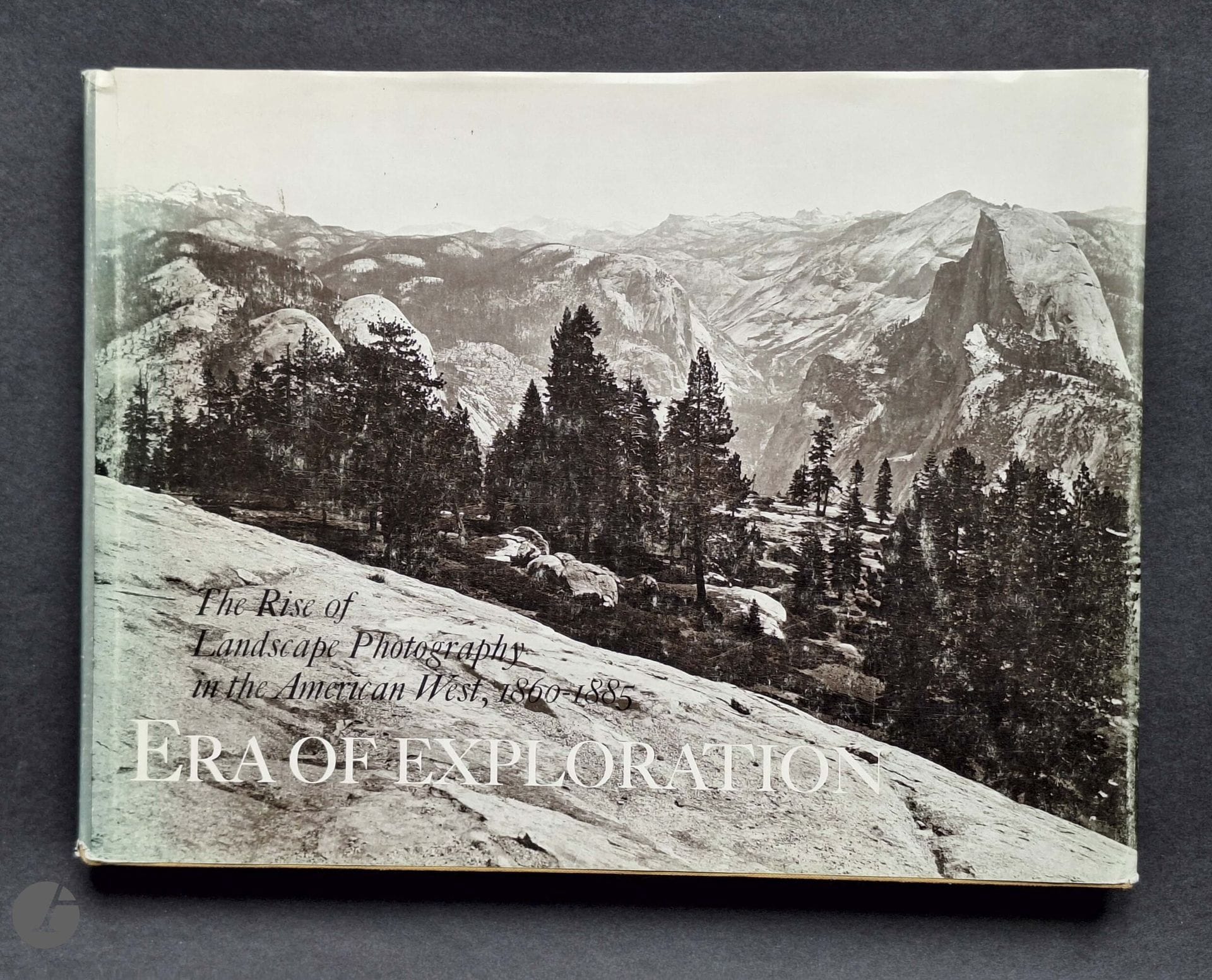 1975 NAEF, WESTON J. (1942) [Signed]
Era of Exploration.
The Rise of Landscape Photography in the american west, 1860-1885.
Albright-Knox Art Gallery/The Metropolitan Museum of Art, 1975.
In-4 (22.5 x 30 cm). First edition, signed on title page by Weston Naef. 260 pages. Bound in illustrated dust jacket. Spine of dust jacket unstained.