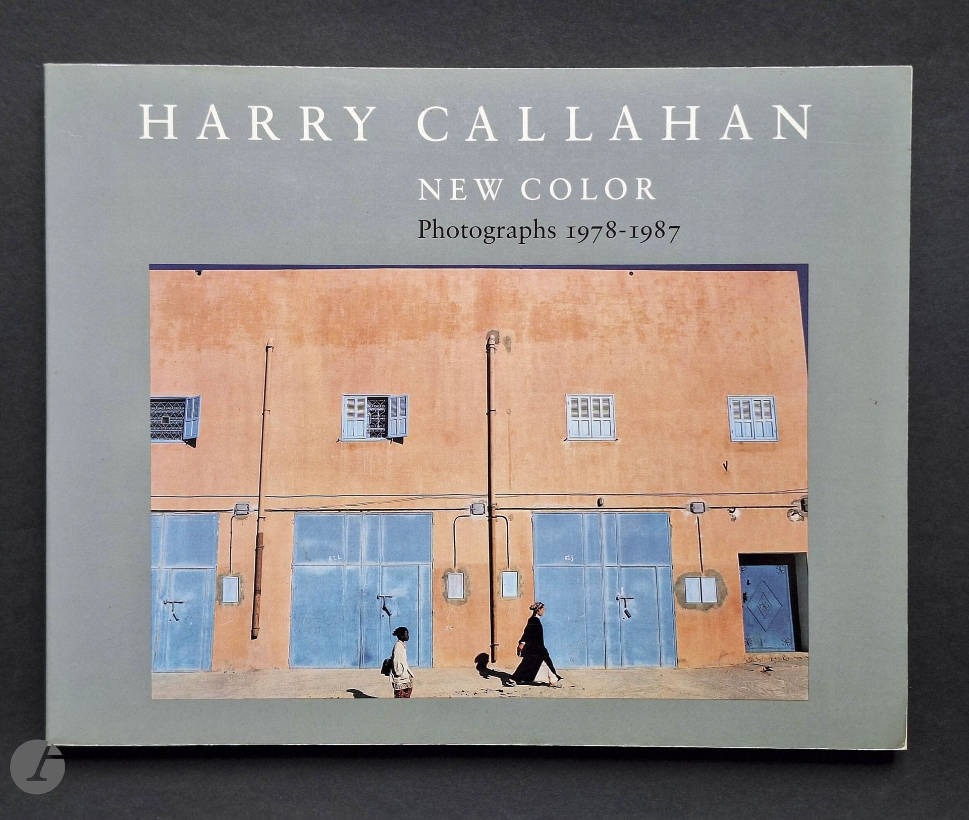 1988  CALLAHAN, HARRY (1912-1999)
New Color.
Photographs 1978-1987.
Hallmark Cards, 1988.
In-4 oblong (24 x 30 cm). Édition originale brochée. 132 pages. Photographies superbement reproduites en couleurs. Couverture souple illustrée. Très bel état.