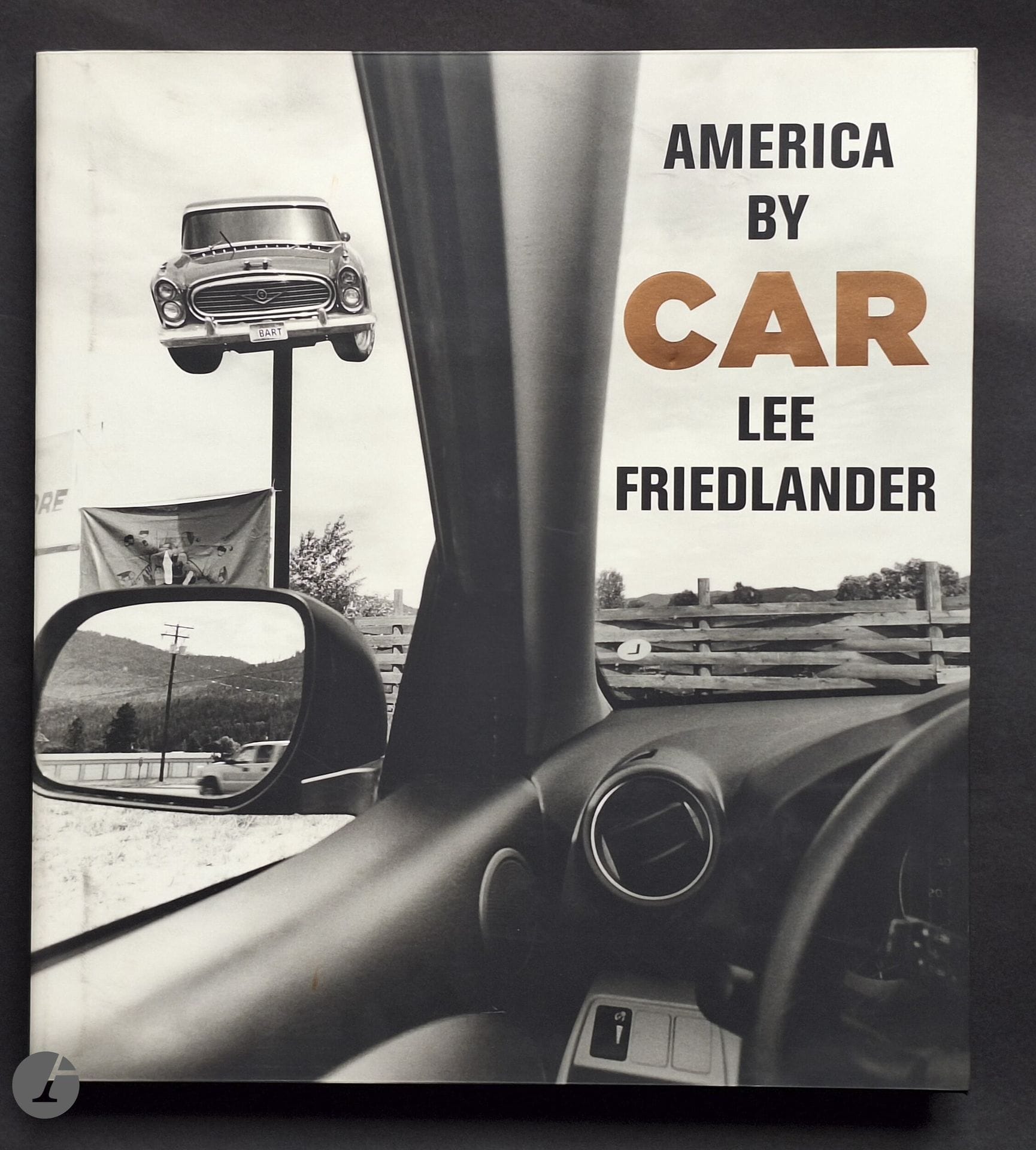2010  FRIEDLANDER, LEE (1934) [Signé]
America by Car.
Fraenkel Gallery, 2010.
Très grand in-4 (39 x 35 cm). Édition originale, tirée à 1000 exemplaires numérotés, signée par Lee Friedlander en page de titre. 192 photographies. Relié sous jaquette illustrée à rabats.