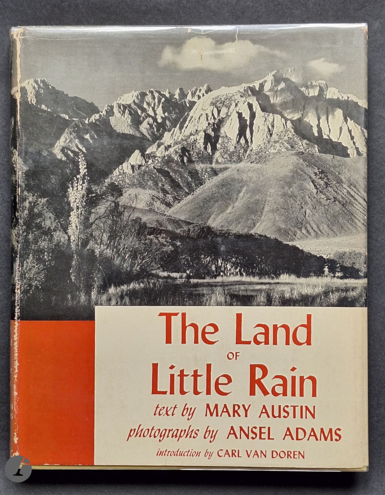 1950 ADAMS, ANSEL (1902-1984) [Signed]
The Land of Little Rain.
Text by Mary Austin.
Photographs by Ansel Adams.
Houghton Mifflin Company, Boston, 1950.
In-4 (26 x 21 cm). First edition, dedicated and signed by Ansel Adams in 1950 on the title page. 132 pages of text. 48 hors-texte photographic plates. Bound in titled yellow cloth with illustrated dust jacket.
