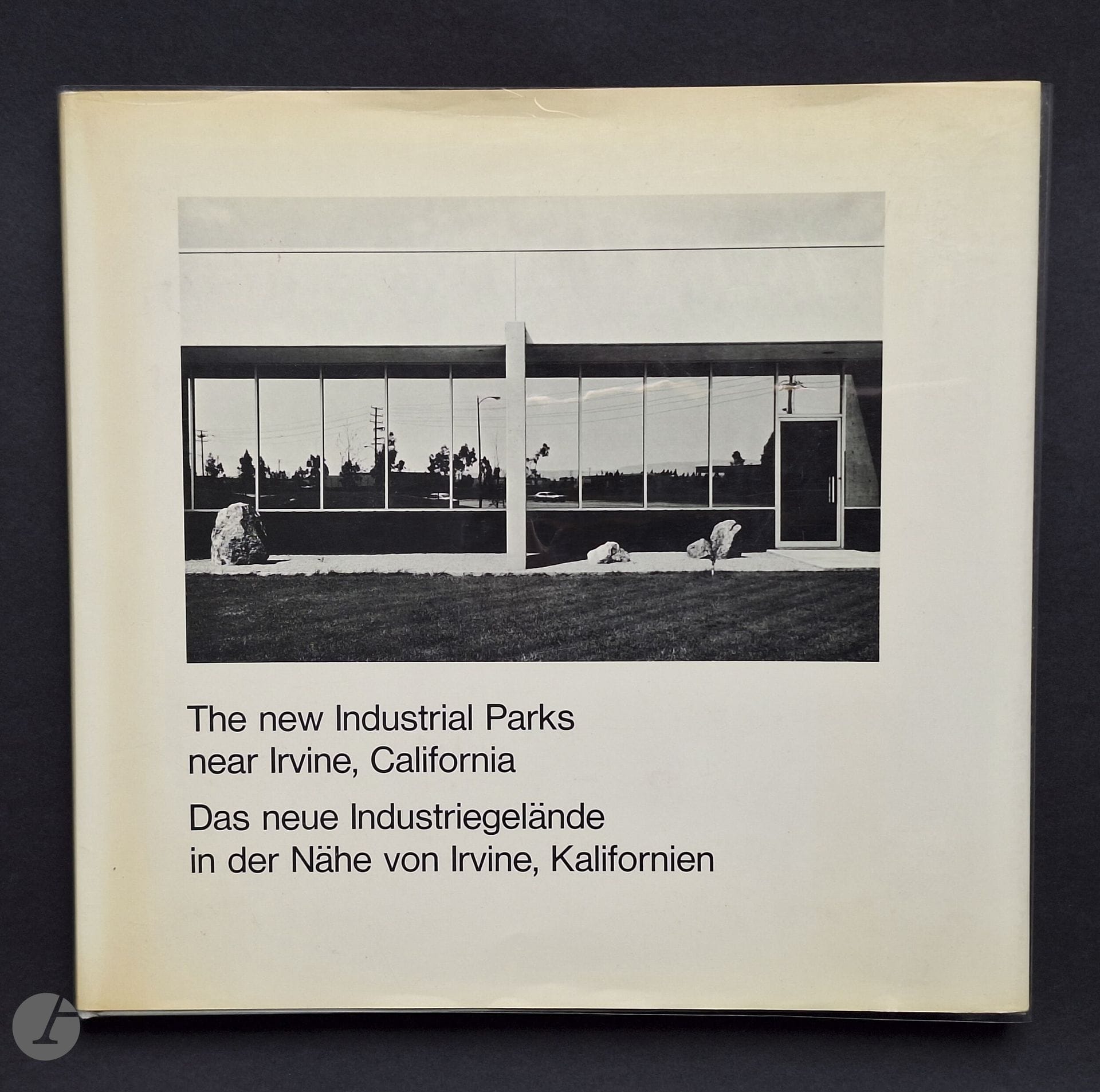 1974  BALTZ, LEWIS (1945-2014)
The new Industrial Parks near Irvine, California. 
Das neue Industriegelände in der Nähe von Irvine, Kalifornien. 
Leo Castelli, New York, 1974. 
In-4 oblong (27,5 x 28,5 cm). Édition originale. 51 photographies reproduites en noir et blanc. Cartonnage d'éditeur sous jaquette illustrée.
Ref. Hasselblad, pp. 298-299.