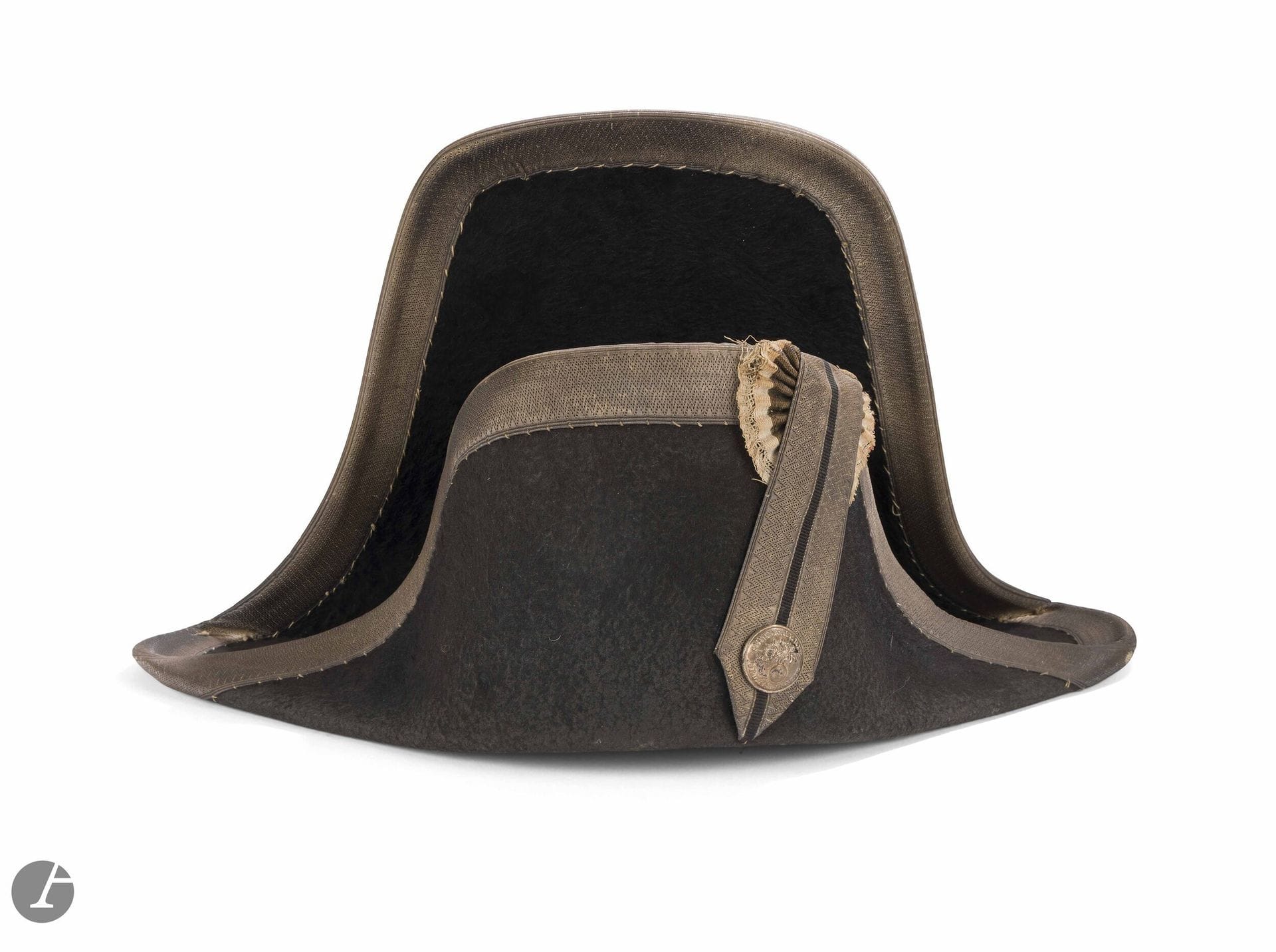 Gendarmerie bicorne. 
In taupe felt. Braid and ganse with blue central stripe, silvered passementerie with lizarding. Silver model button, tricolor cockade (insolate).
Inner leather and coated canvas cap.
A.B.E. Third Republic.