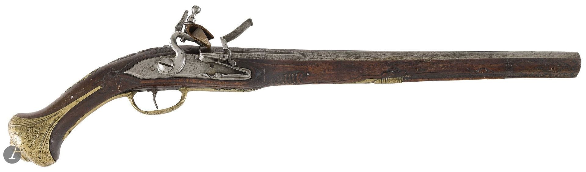 Long pistolet à silex d’officier. 
Canon rond à bande sur le dessus, ciselé de feuillages au tonnerre. Garnitures en laiton découpé et gravé. Calotte à longue oreille ciselé de feuillage. Platine et chien à corps plat avec trace de gravure. Crosse en noyer en partie sculpté avec fausse baguette.
Longueur: 56 cm
A.B.E. (chien anciennement changé, réparations au bois). Vers 1730. Possiblement réutilisé dans les Balkans.