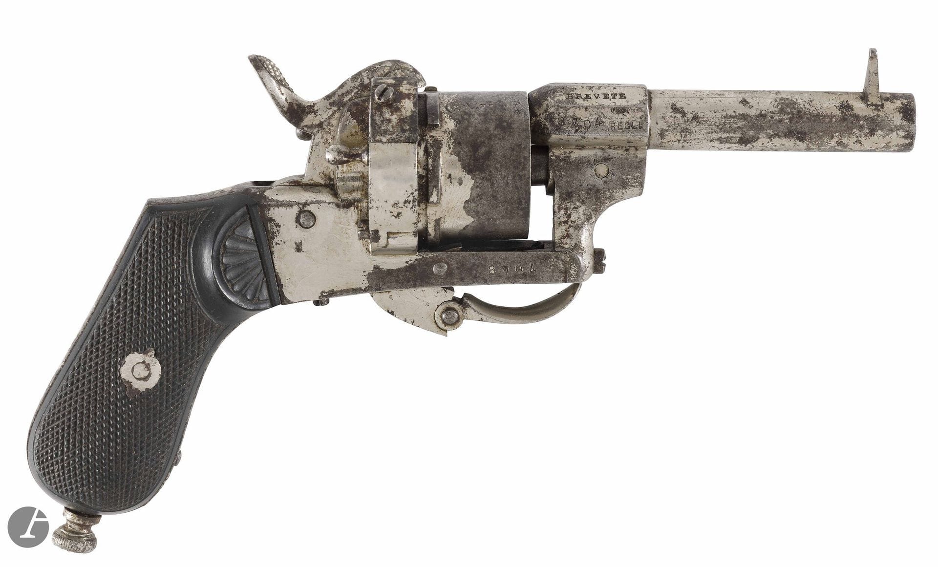 Arendt pinfire revolver, six-shot, 7 mm caliber
Signed, round barrel with thunder flats, patented by Arendt in Liège. Open frame, folding trigger, ebony checkered stock with embedded ramrod. Nickel-plated finish, oxidized.
A.B.E.