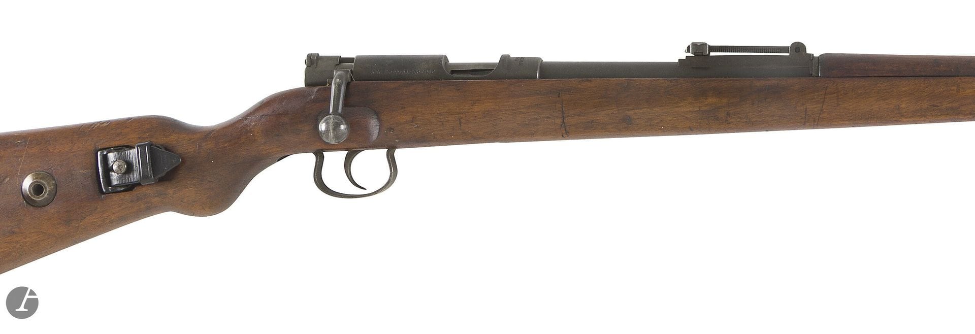 KK Wehrsportgewehr training rifle, 22 LR caliber.
Round barrel with cap and frog at 200 marked "GustloffWerke Suhl". Marked on the left side "Kal 22 Lang Fur Buchsen" and stamped with the eagle and the letter N. Numbered on barrel and bolt "232 318". Walnut stock (peg repair to breech pin). Black leather shoulder strap with iron buckle.
Presented with an 8498 bayonet with wooden plates and saw-back blade. Bronze-plated scabbard.
Blade code "S/172", scabbard code "S/184G".
Iron ramrod. Scratches present.
Barrel length: 65 cm - Overall length: 112 cm 
Category C to be declared for the rifle. 
n°232318