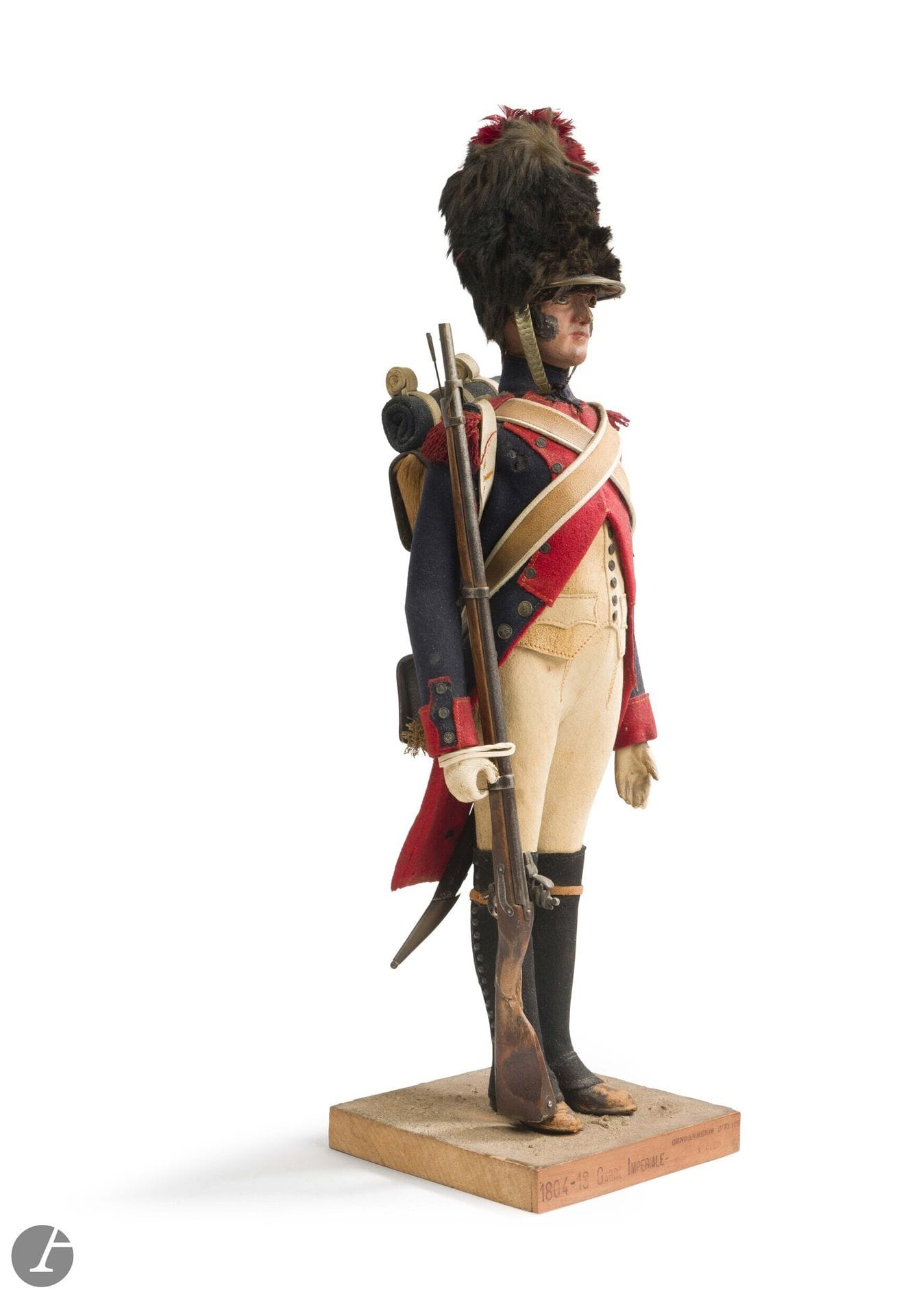 FIGURINE CHARLES SANDRE.
Gendarme d’élite à pied de la garde impériale (1804-1813)
Grande figurine en bois et plâtre peint habillée de cuir, tissu, feutre, laiton et passementerie.
Sur socle en bois d’origine, avec marquage au fer «Charles Sandre».
Hauteur: 42 cm
A.B.E. (réparation au fusil, manque la baïonnette). Vers 1900.