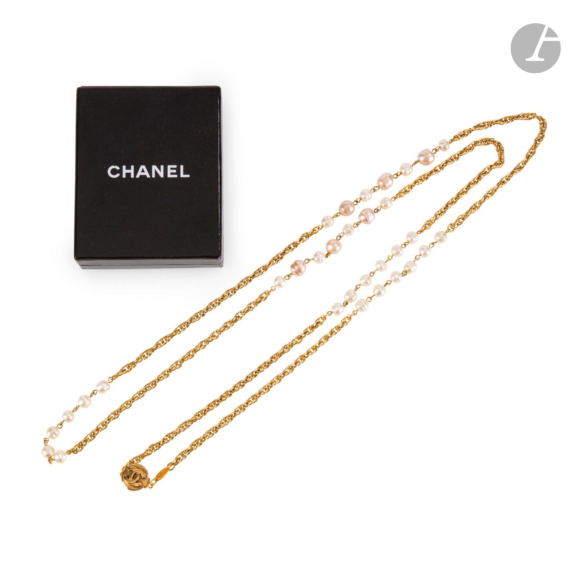 CHANEL
Long chain necklace in gold-plated metal and fantasy pearls. Signed. L : 140 cm
