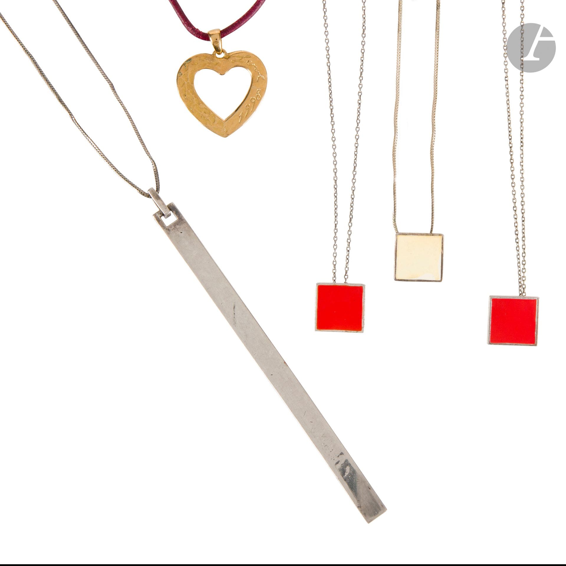 YVES SAINT LAURENT
Pendentif cœur en or 18k inscrit Love 1998. PB avec cordon : 9,2g et H : 3 cm
On y joint deux pendentifs signés YSL Rive gauche carrés émaillés rouges, un pendentif crème signé Rive Gauche et un pendentif baguette métal doré signé Rive gauche