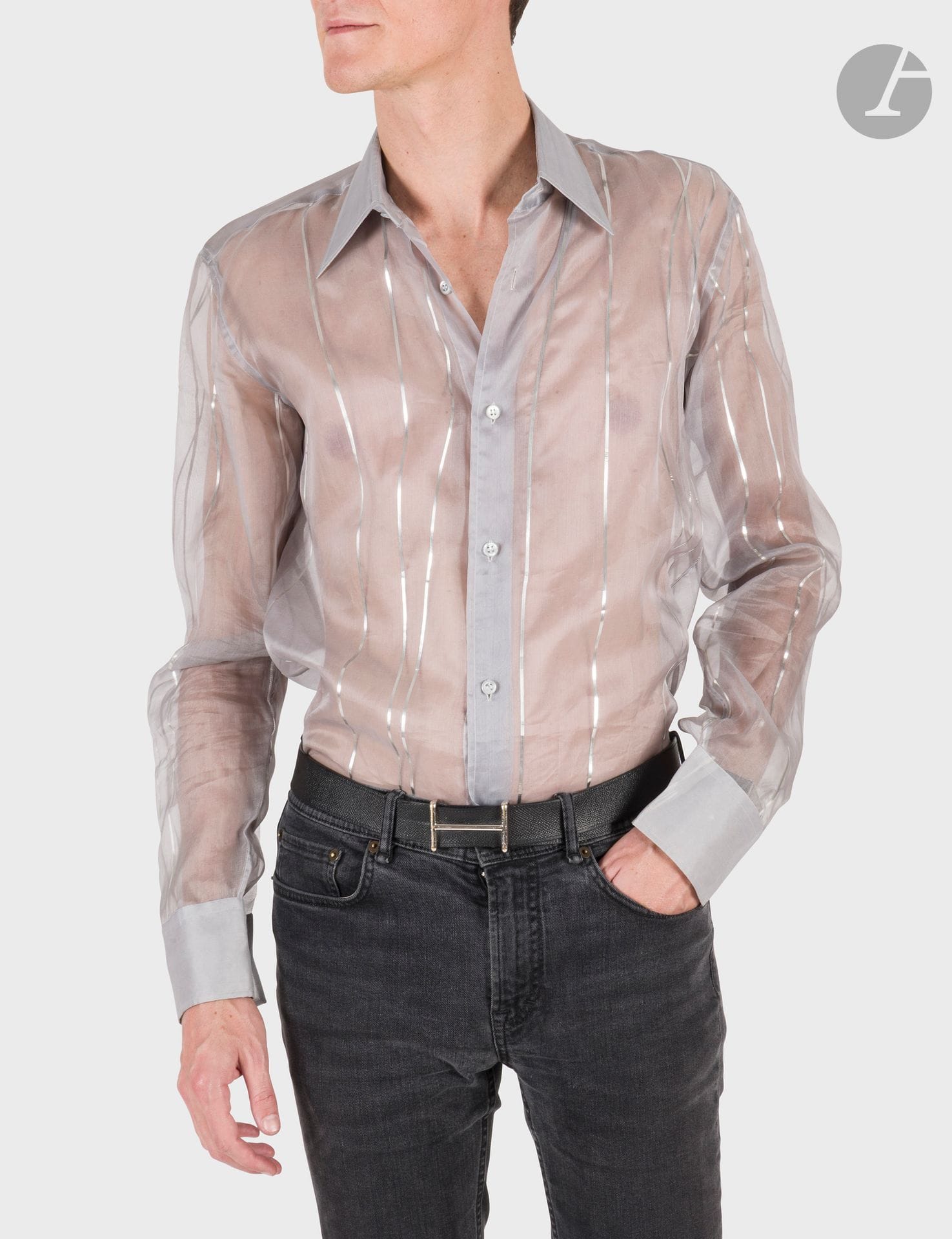 YVES SAINT LAURENT Rive Gauche
Chemise en organza gris à rayures argent, bolduc numéroté. T.M environ (manque le bouton de la manche gauche)
