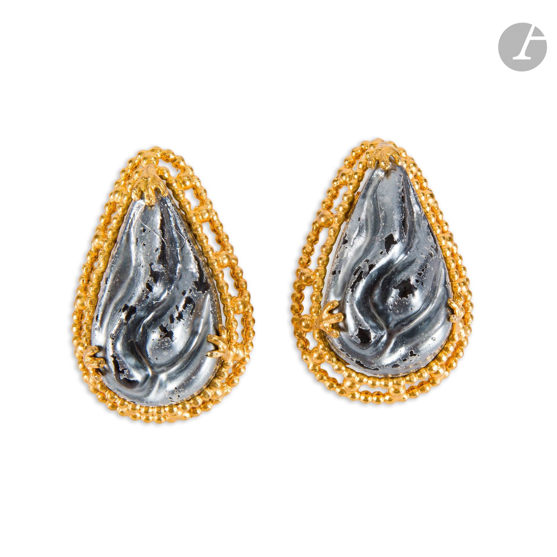 YVES SAINT LAURENT
Paire de clips d'oreilles flamme en métal doré et pierre grise. Signée. H : 4 cm (éclats de peinture)