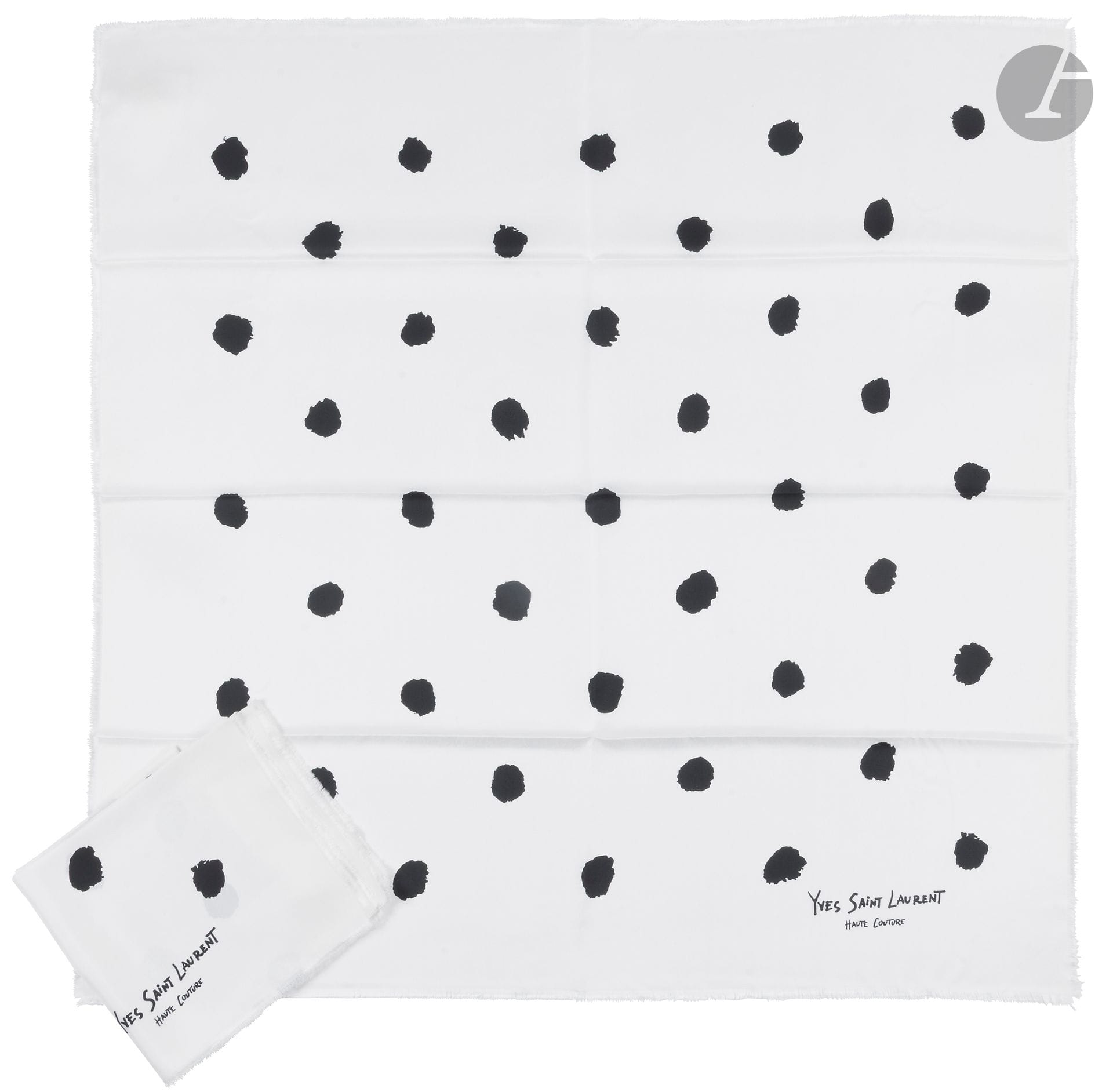 YVES SAINT LAURENT haute couture
Two scarves in white silk twill with black polka dots. 90 x 90 cm
