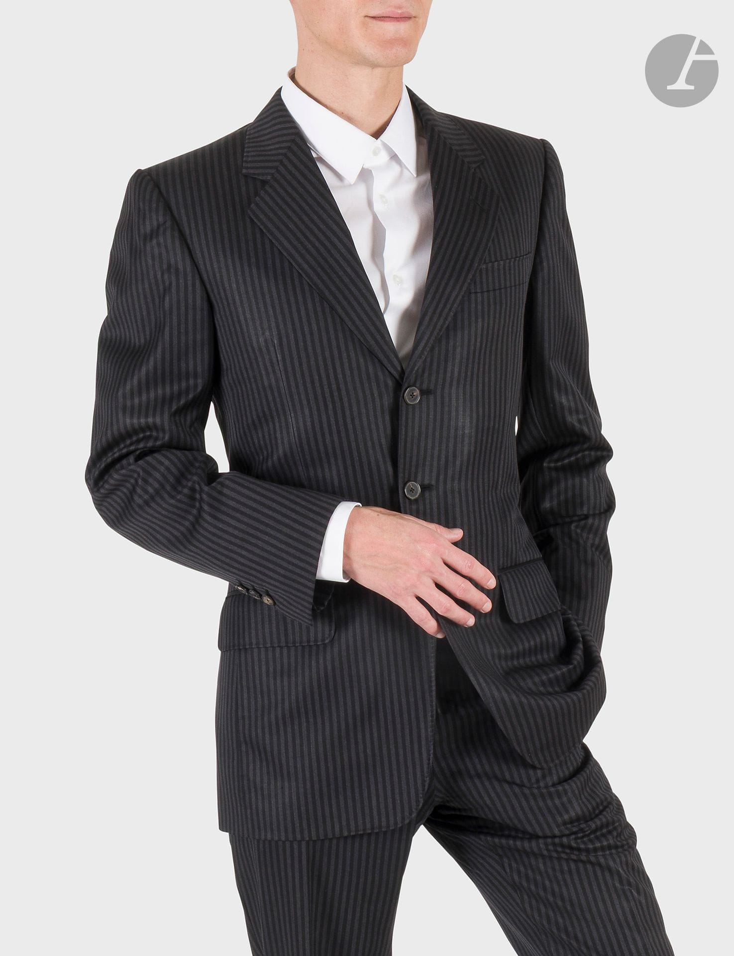 YVES SAINT LAURENT Rives Gauche
Men's wool suit with black and grey stripes
S.46 indicated
(rare pulled threads, small halos under the arms on the inner lining)