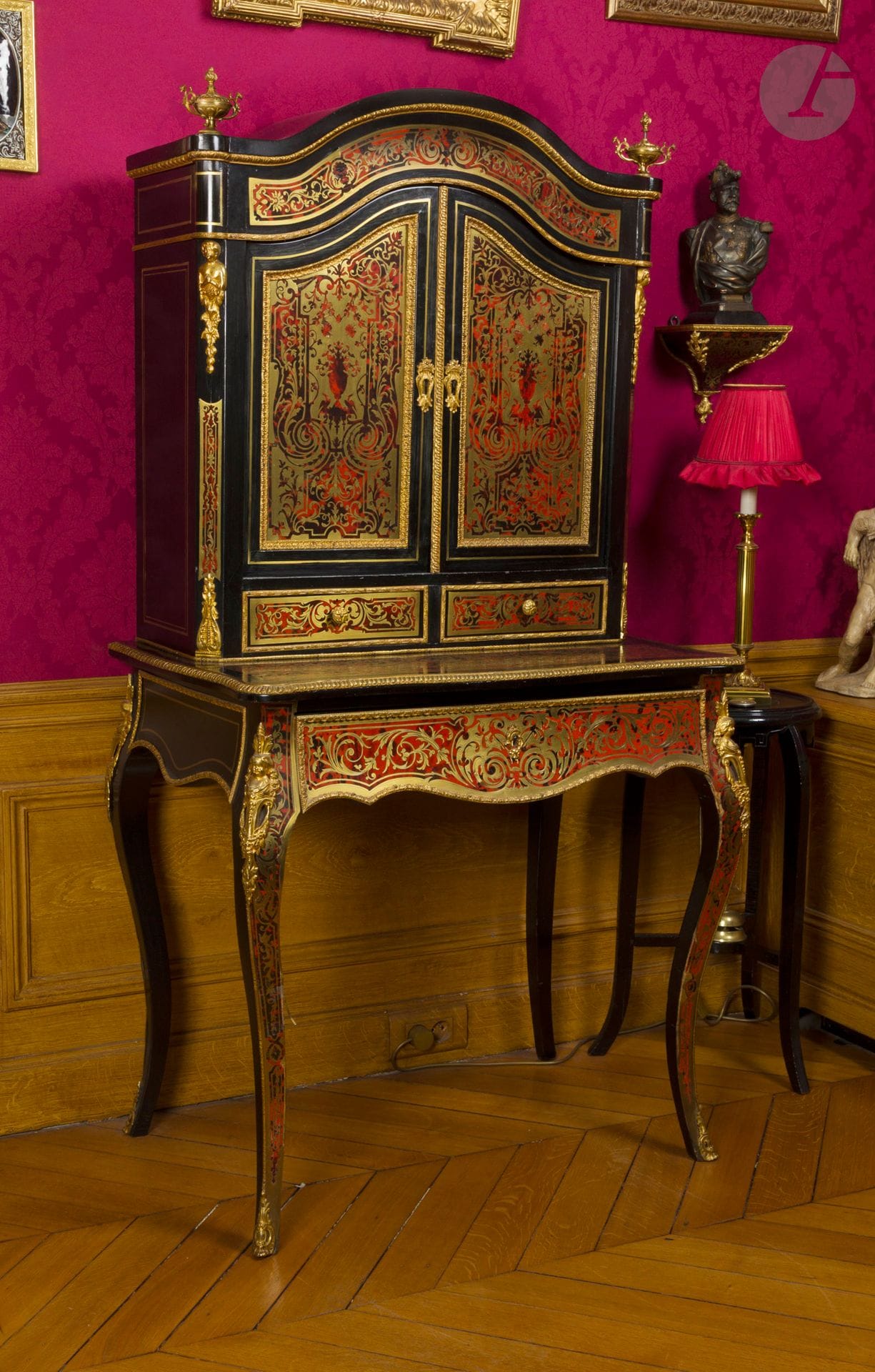 Petit bureau bonheur du jour en bois noirci et marqueterie dite Boulle d'écaille et de laiton à riche décor de rinceaux encadrant un vase fleuri, ornementation de bronze doré à décor de vases flammés, rinceaux, espagnolettes, il ouvre par deux vantaux et deux tiroirs en partie supérieure, un tiroir en façade, pieds cambrés.
Epoque Napoléon III
H. : 156 cm, L. : 80 cm, P. : 52,5 cm