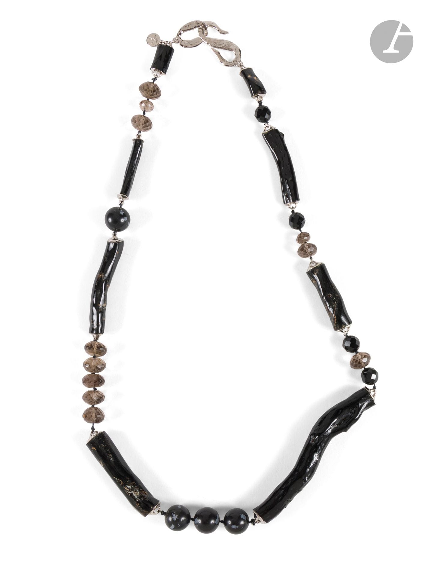 YVES SAINT LAURENT haute couture
Sautoir ou ceinture bijoux formé de pierres noires et grises, éléments figurant des racines. Signé. L : 90 cm