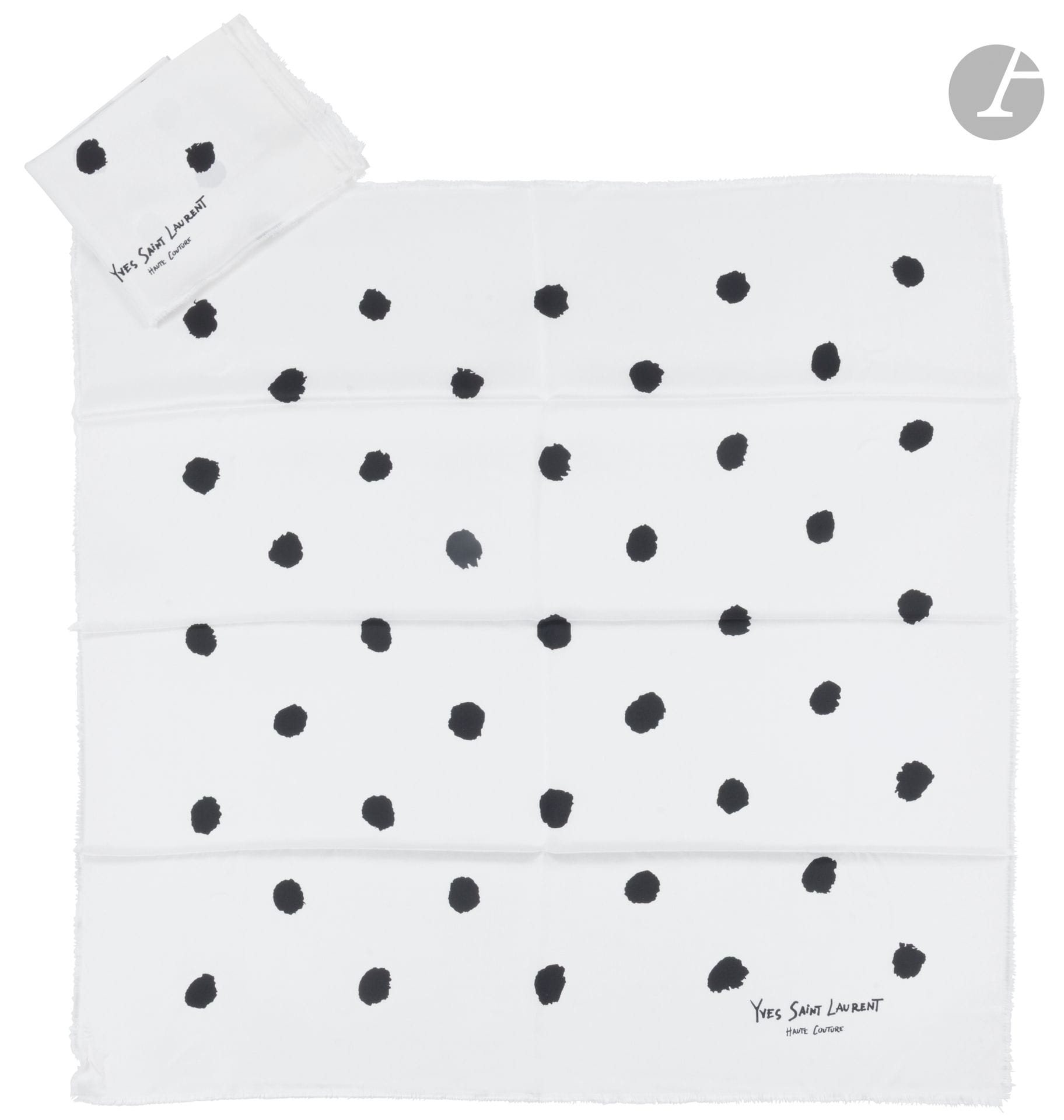 YVES SAINT LAURENT haute couture
Two scarves in white silk twill with black polka dots. 90 x 90 cm