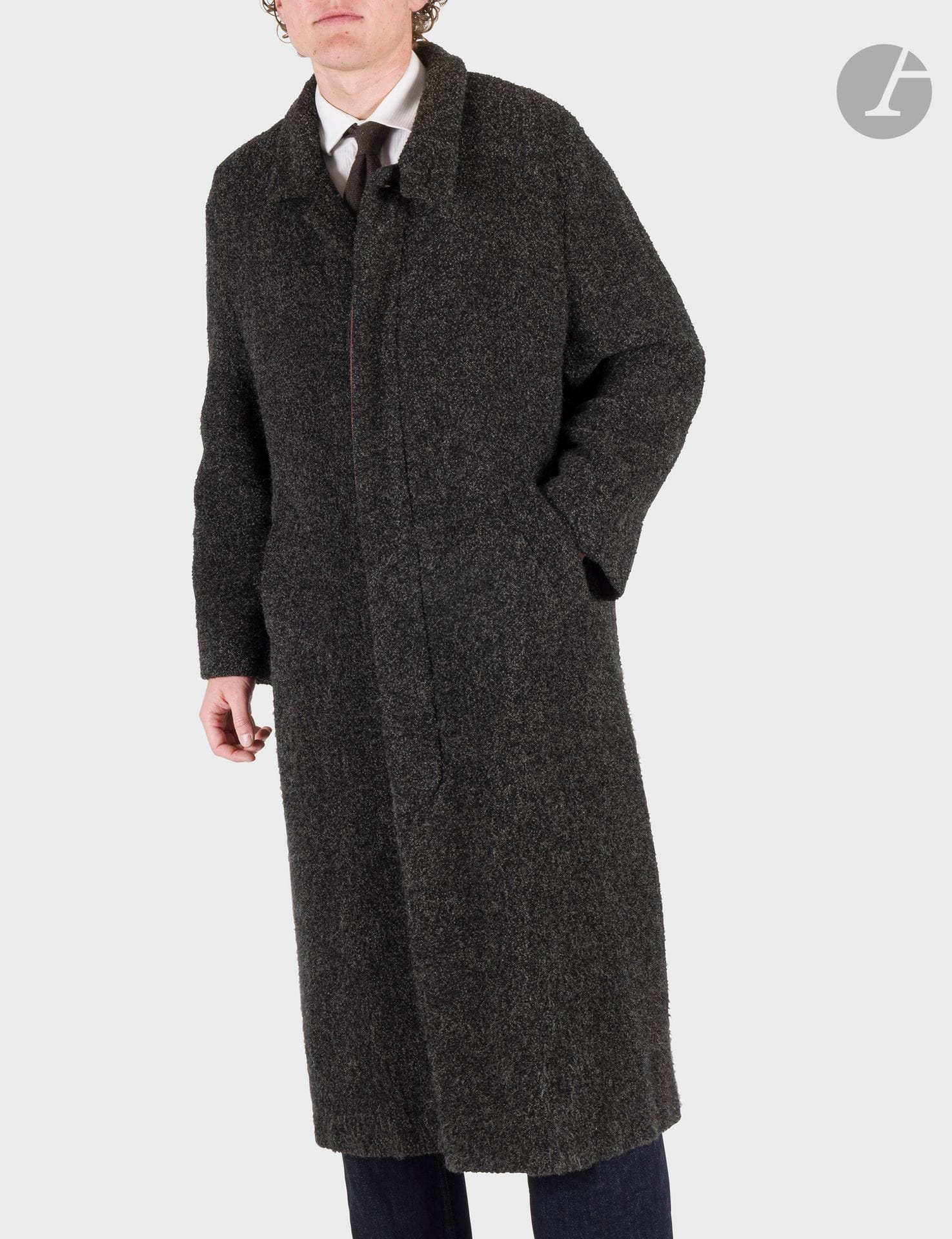 CHRISTIAN AUJARD
Two men's coats, one in black wool and the other in gray alpaca bouclette. Approx. size 54 (traces of use)