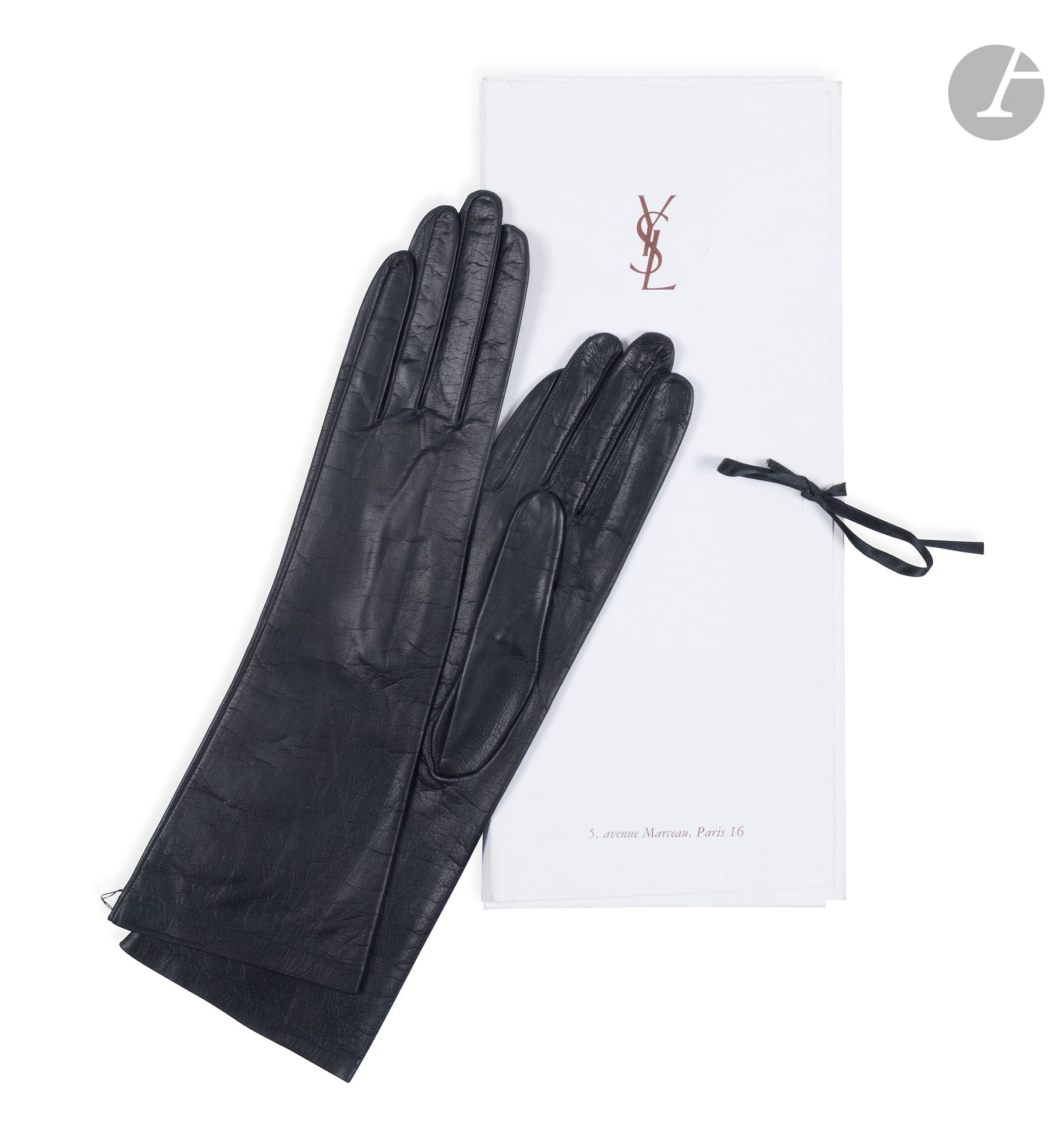 YVES SAINT LAURENT
Paire de gants mi-longs en cuir noir. T.7,5. Dans son étui