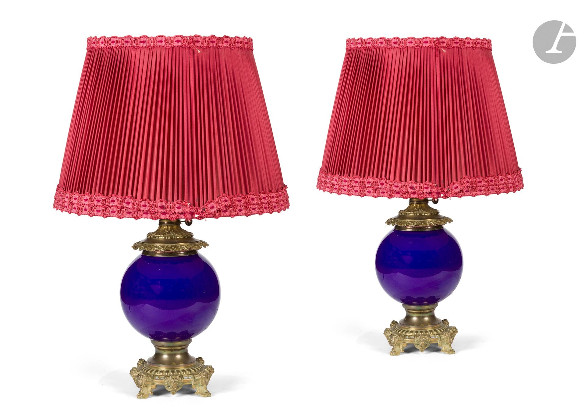 Pair of lamp-mounted vases in kiln-blue porcelain, with chased and gilt bronze mounts decorated with masks and gadroons.
Late 19th century Louis XVI style.
H. Height : 40 cm