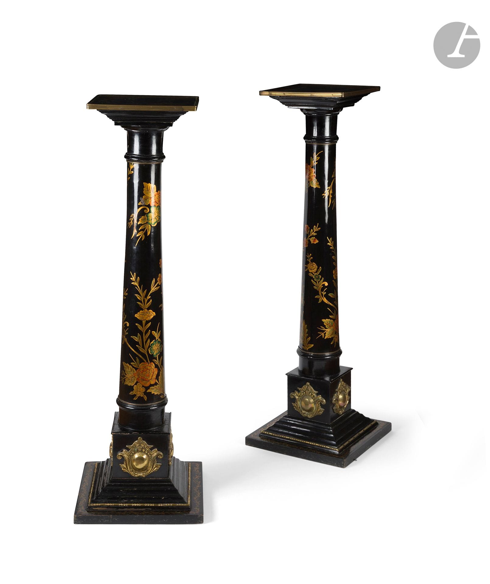 Paires de sellettes en colonne en bois noirci, bronze doré, à décor polychrome de fleurs et feuillages, socle quadrangulaire à gradin.
Style Napoléon III.
H. : 122 cm, L. : 38 cm