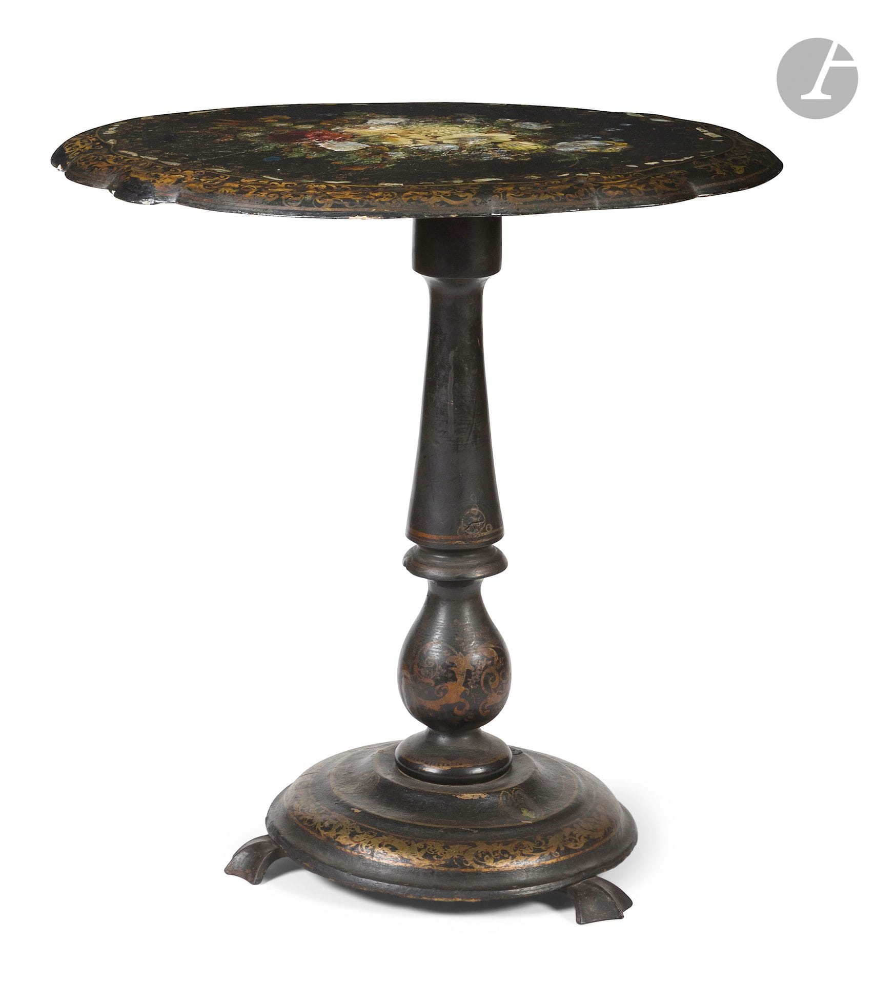 Oval pedestal table in black painted wood with burgundy and painted decoration; (small accidents and restorations).
H. 70 cm, W. 69 cm, D. 58 cm