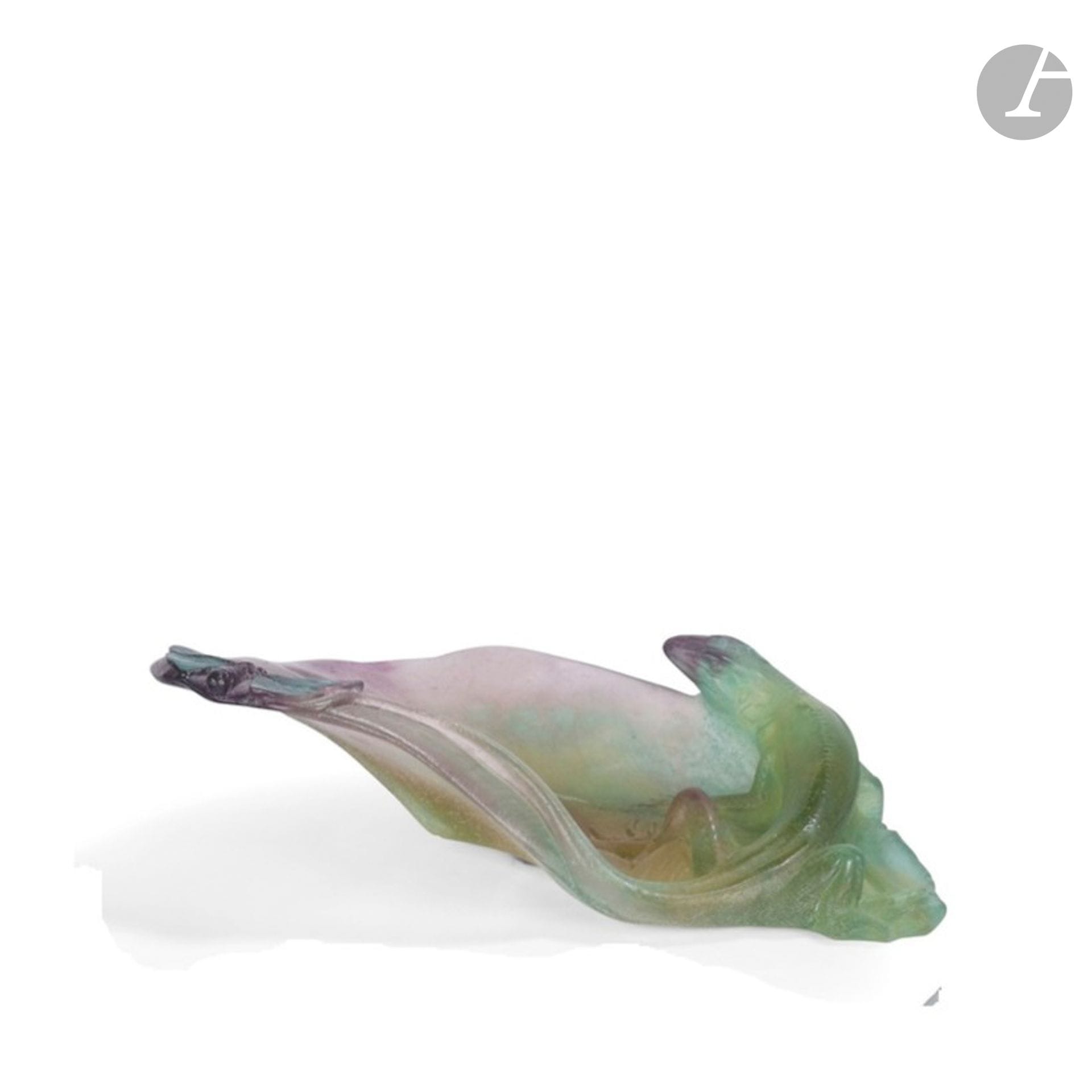 DAUM FRANCE 
Le lézard & le papillon
Importante coupe vide-poche. Épreuve en pâte de cristal polychrome. Signée DAUM Nancy sous la base. L. 21 cm