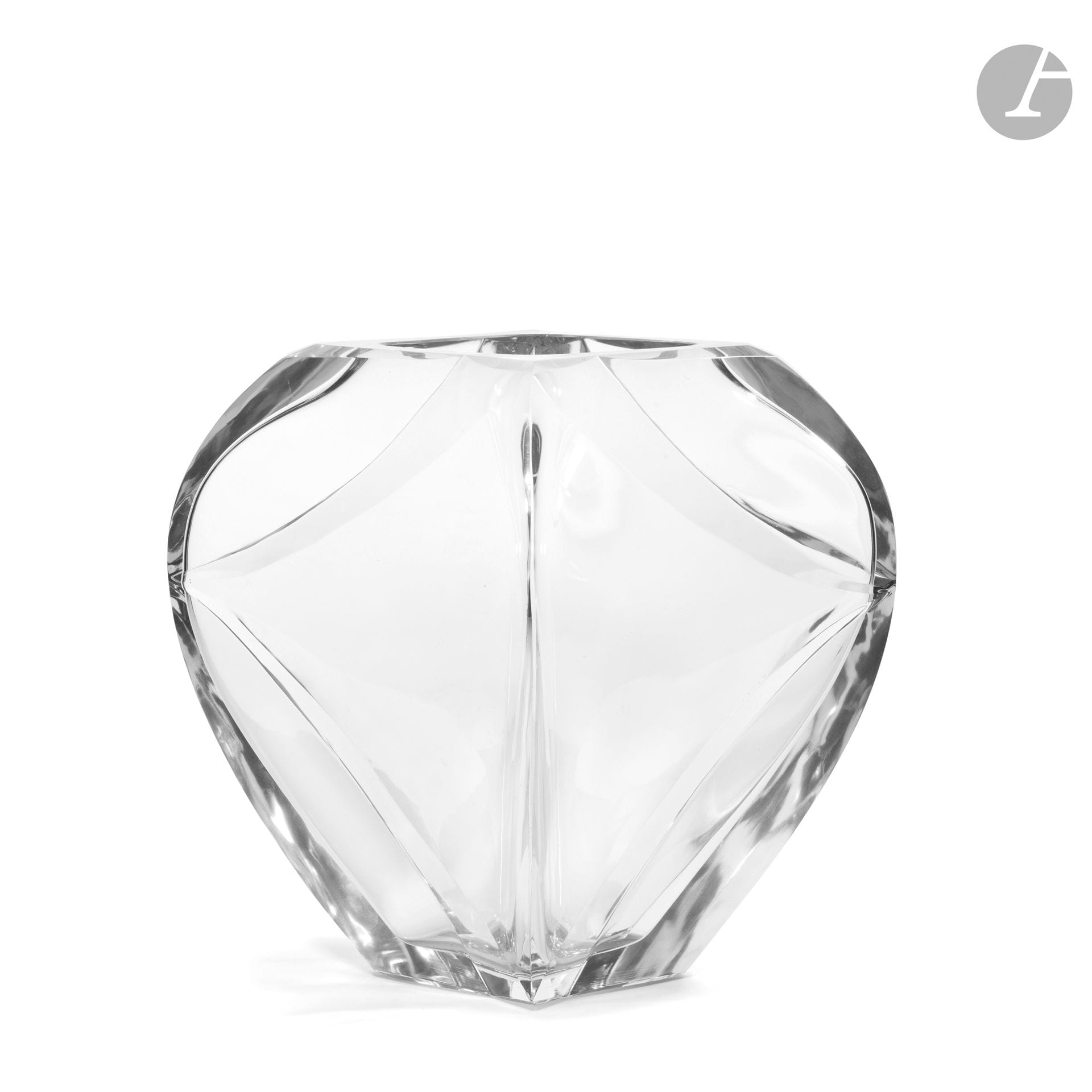 CRISTALLERIE DE BACCARAT 
Very large vase. Proof in cut and polished crystal. Signed with the crystal maker's circular stamp. H. 26.5 cm - L. 30 cm