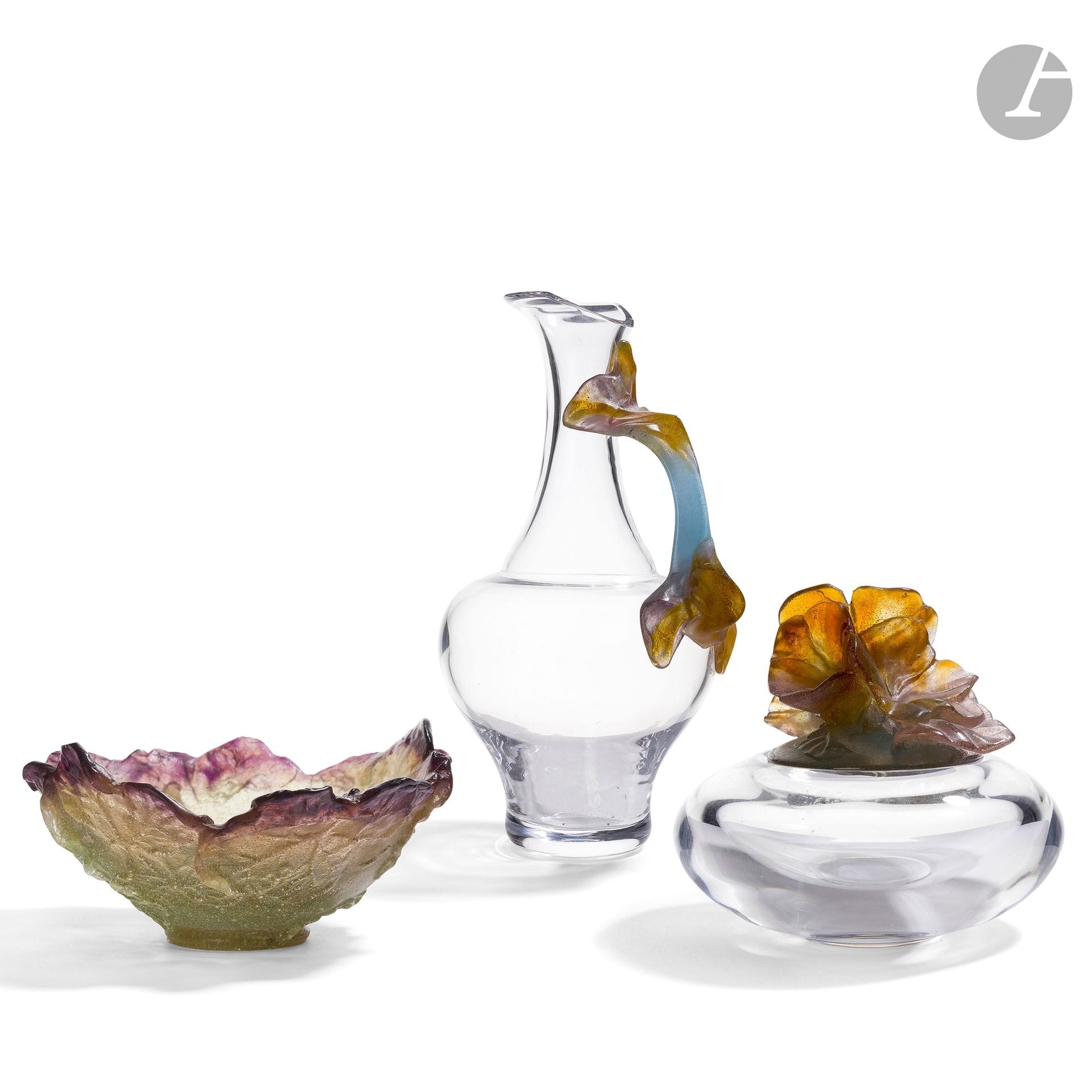 DAUM FRANCE - 3 ŒUVRES 
Feuilles de melon
Bol à bordure mouvementée. Épreuve en pâte de cristal polychrome. Très petit éclat. Signé DAUM France sous la base. H. 7 cm – L. 15 cm
Feuilles nervurées
Carafe toupie. Épreuve en cristal incolore, l’anse en pâte de cristal polychrome et appliquée à chaud. Signée DAUM France vers la base. H. 30,5 cm
Capucines
Bonbonnière. Épreuve en cristal incolore, le couvercle en pâte de cristal polychrome. Signée DAUM France vers la base. H. 10 cm – D. 12 cm
