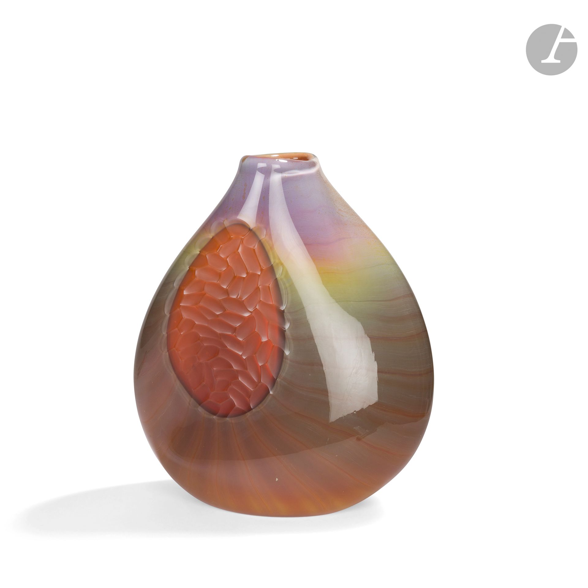 FRANCO SCHIAVON (B. 1941) - MURANO
Untitled, 1/1
Large pear-shaped vase, flattened and twisted. Proof in multi-layered glass with inclusions of large orange-tinted glass parts, entirely reworked by wheel-hammering. Signed SCHIAVON 1/1 under the base. H. 37 cm - L. 33 cm
