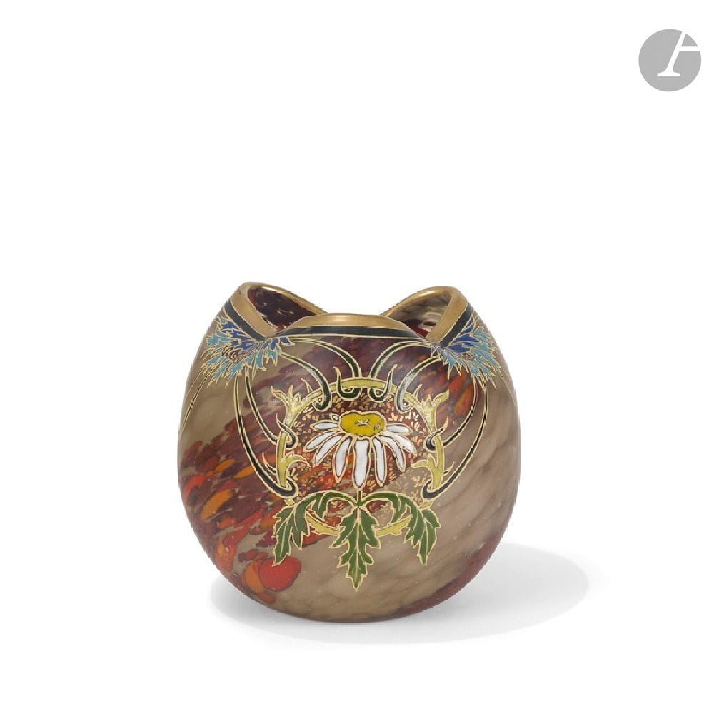 LEGRAS – CRISTALLERIE DE SAINT-DENIS
Marguerite 
Vase bursaire à col mouvementé. Épreuve en verre au décor titre émaillé à l’or sur fond jaspé beige, prune et ocre rouge. Le col achevé en dorure. Signé LEGRAS, à l’or sur la panse. H. 16 cm – D. 17 cm