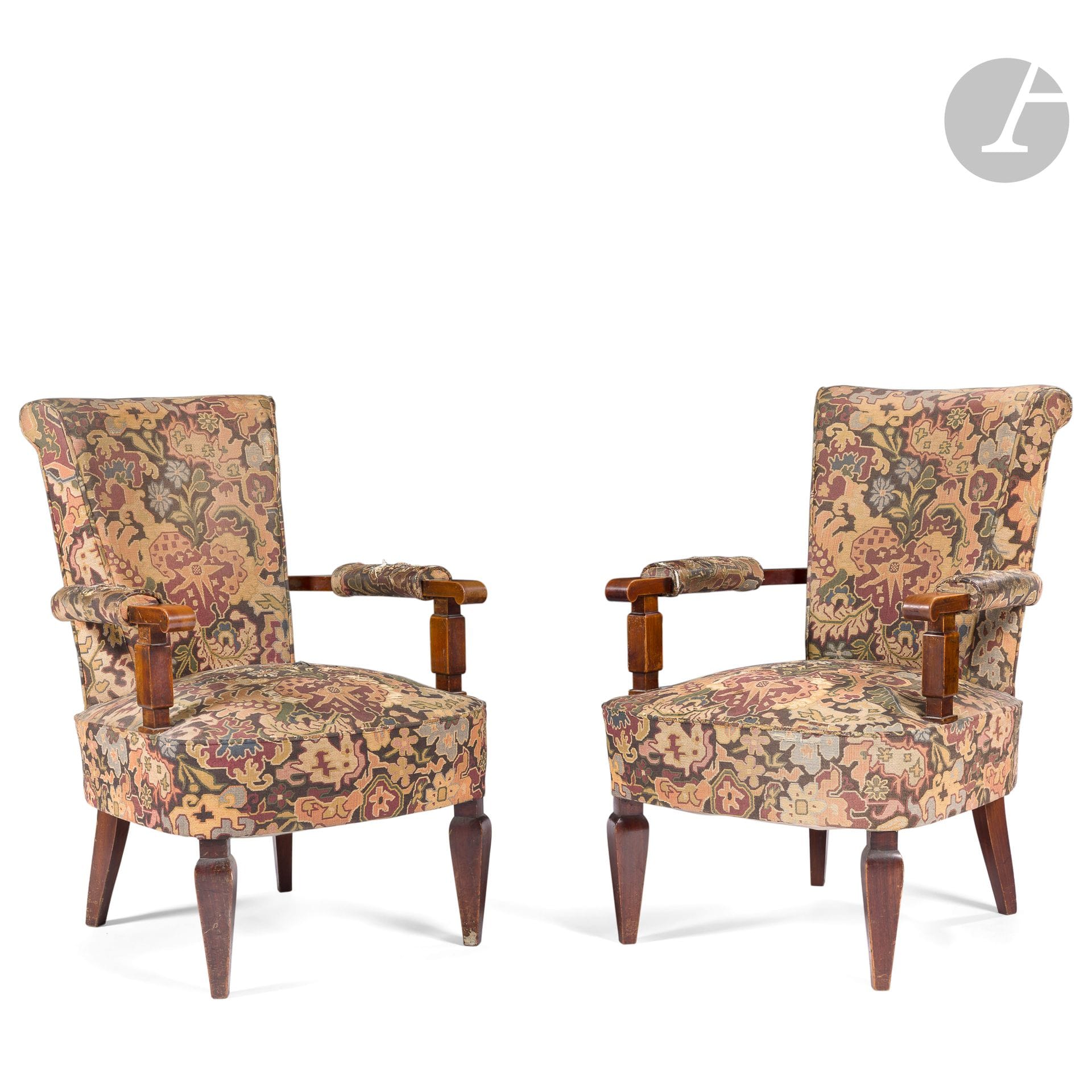 MAISON LELEU – JULES & ANDRÉ LELEU (1883-1961) & (1907-1995)
Paire de fauteuils de salon en acajou. Les consoles d’accotoir à décrochement, les accotoirs terminés façon enroulements, les pieds avant de type Parapluie et les pieds arrière de type Sabre. Les dossiers renversés, les assises et les manchettes d’accotoir garnis et (re)tapissés. Années 1950. Tapisseries non d’origine. Chaque siège numéroté – 20923 pour l’un et 20919 pour l’autre – en haut à l’intérieur d’un pied arrière. H. 87 cm – L. 61 cm – P. 58 cm
Bibliographie:
- Mobilier et Décoration – N° 2 de mars 1949. Modèles identiques reproduits page 21. 
- Mobilier et Décoration – N° 5 de juin 1950. Modèle identique reproduit au sein d’un article consacré à Leleu page 6. 
- Mobilier et Décoration – N° 6 de juillet 1950. Modèle identique reproduit page 36.
- Mobilier et Décoration – N° 7 d’octobre 1950. Modèles identiques reproduits pages 26 et 27. 
- Plaisir de France – N° d’octobre 1951. Modèles identiques reproduits sur une publicité Leleu page V. 
- Françoise Siriex – Leleu – Éditions Monelle Hayot, Château de Saint-Remy-en-l’Eau, 2007. Modèles identiques reproduits pages 62, 253, 255 et 418. 
- Leleu, 50 ans de mobilier et de décoration, 1920-1970 – Catalogue de l’exposition itinérante organisée à La Piscine-Musée d'art et d'industrie André Diligent, Roubaix (15 juin – 16 septembre 2007), au Musée des années 30, Boulogne-Billancourt (25 septembre 2007 – 6 janvier 2008), Somogy Éditions d’Art, Paris, 2007. Modèle identique reproduit page 39.