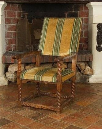 Fauteuil en noyer. Montants, supports d'accotoirs, entretoise en ceinture, tournés en torsade; accotoirs droits terminés en volute. Italie, XVIIe siècle. H.: 101 cm - L.: 53 cm - P.: 46 cm