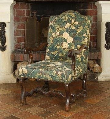 Fauteuil en noyer au piétement en os de mouton; accotoirs en retrait. Fin du XVIIe siècle. H.: 108 cm - L.: 63 cm - P.: 58 cm Quelques vermoulures.
