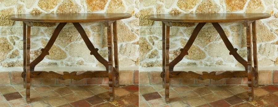 Paire de tables consoles en noyer Italie, en partie du XVIIe siècle. Chaque: H.: 75 cm - L.: 118 cm - P.: 49 cm