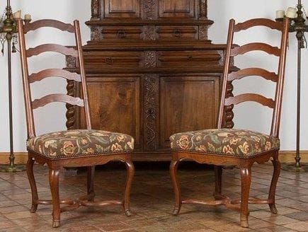 Paire de chaises d'époque Louis XIV en noyer. Elles reposent sur des pieds galbés reliés par une entretoise en X et leur dossier constitué de quatre barrettes violonées. H.: 106 cm - L.: 49 cm - P.: 43 cm