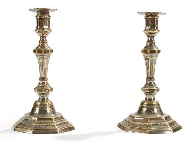 Paire de bougeoirs en bronze argenté à fût balustre et base octogonale à facettes, décor gravé de guirlandes de fleurs et feuilles d'acanthe. XVIIIe siècle. Usures au décor. H.: 24 cm