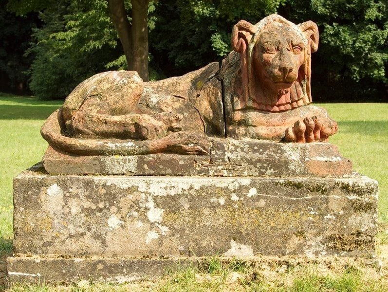 Lion en terre cuite, vers 1800. Accidents. Lion: H.: 60 cm - L.: 114 cm - P.: 52 cm Socle: H.: 45 cm - L.: 125 cm - P.: 65 cm Provenance: château de Boissy. Lot vendu sur désignation.