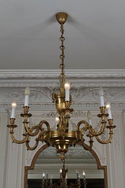 Lustre à huit lumières en bronze ciselé et doré, le fût en forme de vase couvert repose sur un large disque où se raccordent les bras sinueux à décor de feuilles d'acanthe, le cul de lampe est orné d'une graine. Style du XVIIIe siècle. D.: environ 80 cm