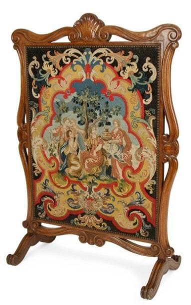 Tapisserie au petit point représentant une femme de qualité à sa toilette entourée de quatre servantes sur des contre fonds polychromes à décor d'arabesques et rinceaux. XVIIe siècle. Montée sur un écran en hêtre de style Louis XIV. Feuille: 90 x 71 cm