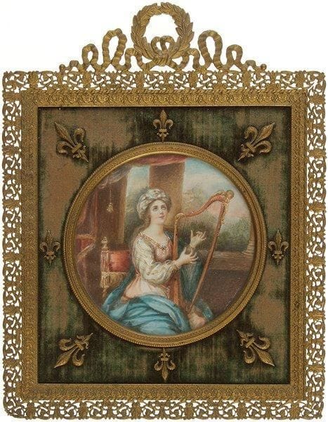 Jeune Femme à la harpe Reprise partielle du tableau de Sainte Cécile de Pierre Mignard conservé au Louvre Miniature sur ivoire ou ivoirine, début du XXe siècle Signée en bas à droite M. M de Massue D. 9,6 cm Cadre rectangulaire en métal doré ajouré, entourant des fleurs de lys en réserve sur fond de velours vert (velours râpé).