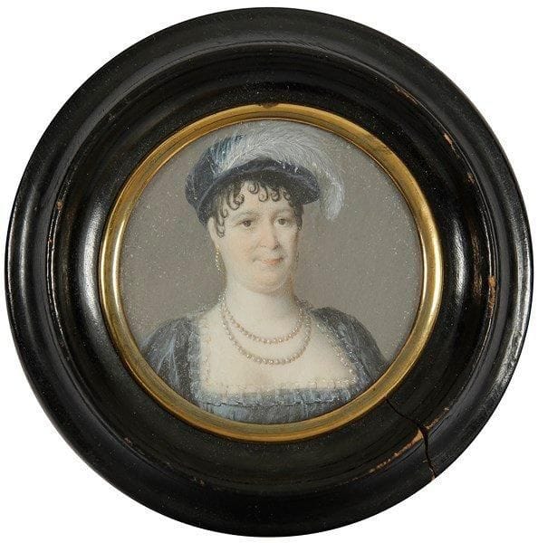 Ecole FRANÇAISE, époque Empire
Femme à la toque bleue ornée d'une plume Miniature sur ivoire D.: 5,7 cm Cadre D.: 10,2 cm, en bois tourné (fendu), verre pleureur Intéressante pour le costume, cette miniature l'est tout autant pour sa technique, l'artiste ayant peint aussi au revers de l'ivoire la robe bleue et la chair du décolleté.