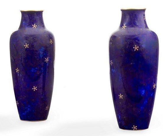 Manufacture nationale de SÈVRES
Paire de vases en porcelaine à corps ovoïde et col galbé sur fond bleu d'un semis de fleurettes à l'or. Marqués à l'or: Souvenir des Directeurs de la Caisse d4epargne de Toulouse à Monsieur FABRE, leur Président 1883 - 1933. Signés du cachet. H.: 45 cm
