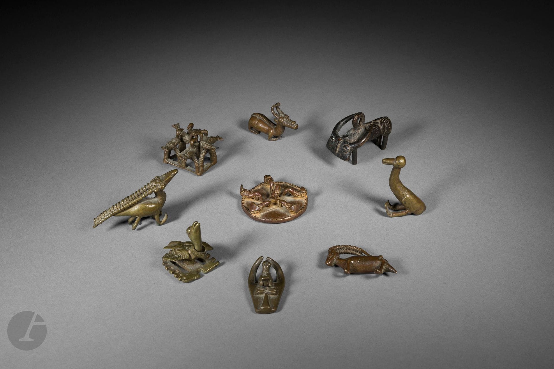 Un lot réunissant un très bel ensemble de neuf bronzes akan zoomorphes, poids à peser l’or et un pendentif, représentations d’animaux à cornes et d’oiseaux, impliquant très souvent des proverbes.
Akan, Côte d’Ivoire ou Ghana
XIXe siècle (ou antérieur)
Alliage cuivreux, très belles patines d’usage
L. : de 3 à 6,5 cm

Provenance :
Collection Evrard de Rouvre, Paris, ca. 1970
Transmis par descendance
