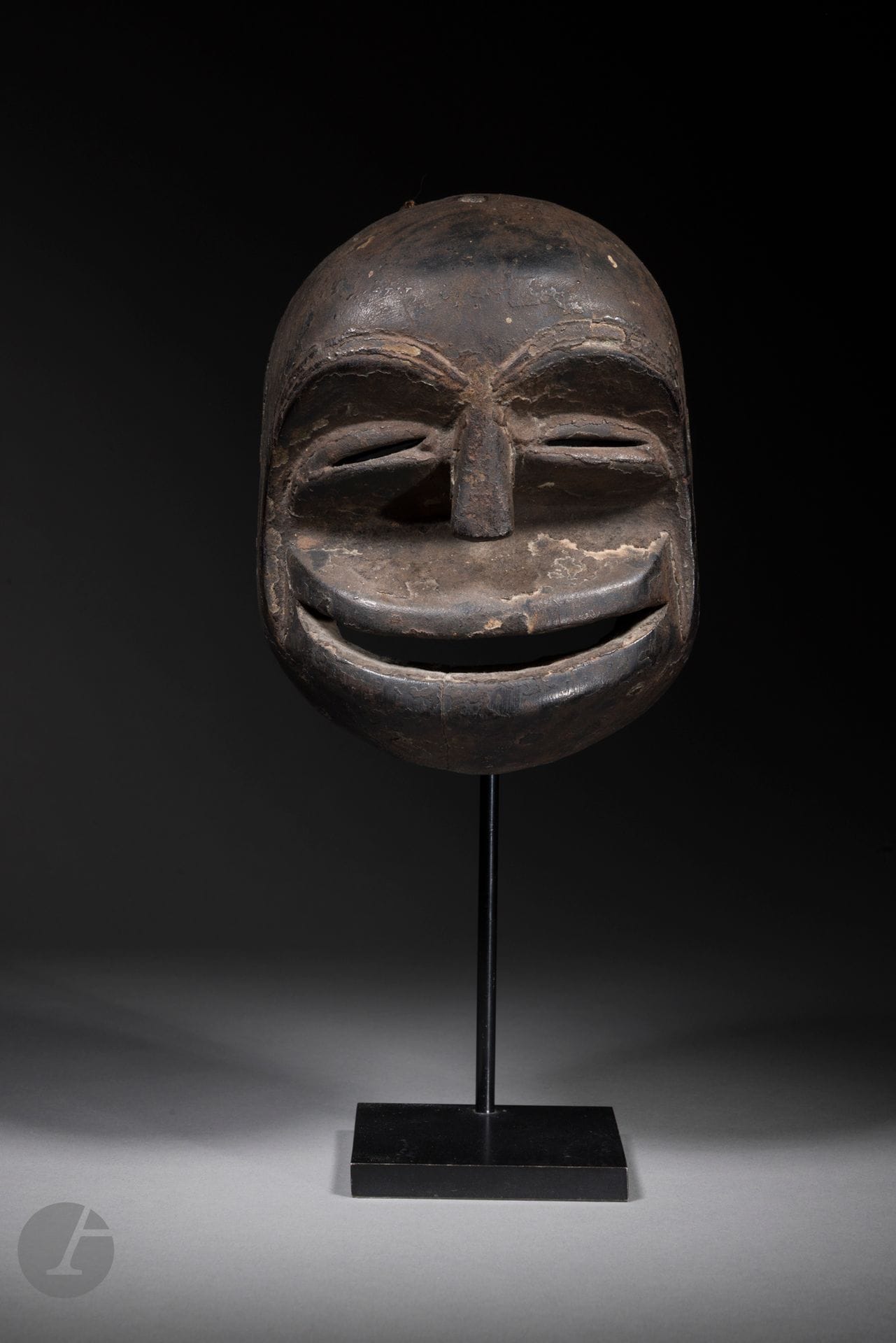 A very ancient and expressive soko mutu or mwisi gwa so' o's mask, a stylization of a chimpanzee's face, was not a priori used for dancing, according to F. Neyt, but ensured family protection and fertility. The Hemba refer to the "mujimu" spirits, both those of nature and those of the ancestors to whom they devote an essential cult. The soko mutu or so'o simian mask, which thus seems to embody a protective spirit, nevertheless served (according to Blakely 1987) as a "guardrail", appearing frightening to children and women during rituals or funeral ceremonies, then showing itself almost domesticated and calm during mourning ceremonies, it is a must-have in the pantheon of ancient Hemba arts.
See : Utotombo, Palais des Beaux-Arts, Brussels, 1988, p. 306, lg. 233
Hemba, Democratic Republic of the Congo
Wood, minor wear, fine oxidation of the wood and very fine old patina.
H. 17.5 cm

Provenance :
Pierre Dartevelle, Brussels
David Henrion Collection, Brussels