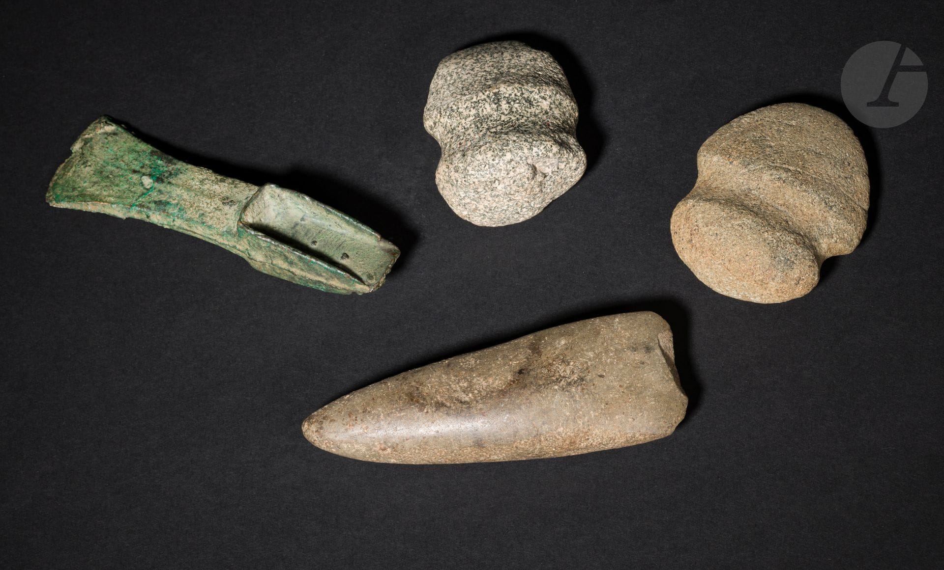 Quatre haches, dont une à talon
Bronze et pierre.
France, l’âge du bronze ; une inscription « Ohio » sur les deux en pierre. 
Longueur : 14,7 ; 14 ; 8 et 8,8 cm