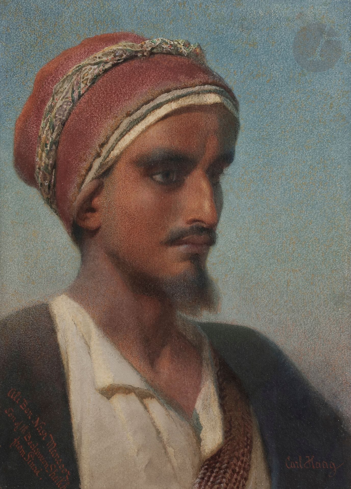 Carl HAAG (1820-1915)
Portrait d’Ali Ben Nasr Mansour, 1858
Aquarelle.
Signée en bas à droite.
Titrée en bas à gauche.
Signée, datée, titrée et située au dos.
(Petites restaurations).
34,5 x 24,5 cm

Provenance : 
Vente Sotheby’s Londres, 29 avril 1982, n° 21.

Expositions : 
Galerie Goupil, Londres, 1885, n° 24.
German Athenaeum, 1876.
Galerie Dudley, Londres, 1887.
Galerie Goupil, Londres, 1895.
Royal Watercolour Society, Londres, 1899.

Bibliographie : 
KARBACH, Walter, ALLISON, Catherine, Carl Haag: Victorian Court Painter and Travelling Adventurer between Orient and Occident, 2019. 
THORNTON, Lynne, Les orientalistes peintres voyageurs, 1828-1908, 1983. 

Né en 1820 en Bavière, Carl Haag étudie aux académies de Nuremberg et Munich où on lui découvre un talent de miniaturiste. Rapidement attiré par l’ailleurs, il quitte son Allemagne natale dès l’âge de 26 ans pour voyager en Europe. C’est en Angleterre qu’il se forme à l’aquarelle, une technique particulièrement bien maîtrisée localement et qu’il finit par s’approprier en y apportant des variantes personnelles privilégiant des couleurs pures et minérales. Son talent d’aquarelliste le fait entrer au service de la cour victorienne, peignant pour le duc de Saxe-Cobourg et Gotha et répondant aux commandes de la Reine Victoria en personne pour sa résidence écossaise de Balmoral. Les œuvres réalisées à cette époque font désormais partie des collections royales. Toujours en quête de nouveaux sujets et stimulé par sa soif de voyages, Carl Haag décide en 1857 de se tourner vers l’Orient, troquant sa redingote de peintre de cour pour le chèche de l’artiste voyageur. Il entreprend de découvrir l’Égypte et la Méditerranée avec un premier séjour au Caire en janvier 1858 suivi de voyages en Grèce et en Turquie. En novembre de la même année, il pose de nouveau bagage en terre égyptienne pour y séjourner plus longuement. Il partage alors un atelier dans une maison du quartier copte du Caire avec l’artiste anglais Frederick Goodall (1822 - 1904), fils d’Edward Goodall, graveur sur acier de renom. Le binôme aime croquer ensemble le peuple cairote et de la campagne alentour et fait régulièrement des excursions à Giza, Suez et dans le Sinaï pour partager la vie des Bédouins. La découverte de ces régions et les séjours qu’ils y effectuent se révèlent de véritables sources d’inspiration artistique pour les deux peintres qui livrent tels des souvenirs de voyages, des paysages désertiques, des scènes de vie et de nombreux portraits tels que celui de Ali ben Nasr Mansoor, fils d’un Sheikh bédouin du Sinaï. Notre aquarelle, qui d’après la légende de son revers a été exécutée lors de son premier mois en Égypte, a fait l’objet de nombreuses expositions à Londres où Haag est retourné vivre après son séjour au Moyen-Orient complété par des excursions en Terre Sainte, en Syrie et au Liban. L’artiste prête son œuvre en 1876 à la German Athenaeum (Association allemande pour l’art et la science). On la retrouve en 1885 à la Galerie Goupil, exposée sous le nom de « The Son of Sheikh Mansoor » et sous le n°24 du catalogue, puis en 1887 à la Galerie Dudley sous l’appellation « Nasir Mansoor, a Bedawee from Sinai ». Dix ans après sa première exposition à la Galerie Goupil, l’œuvre y est exposée de nouveau en 1895 sous le nom de « The Son of Sheikh Mansoor », puis réapparaît en 1899 à la Royal Watercolour Society dont l’artiste est membre depuis 1853, sous le titre « Ali Ben Nasr Mansoor, the Son of the Bedawee ». L’œuvre serait restée aux mains des descendants de l’artiste jusqu’à sa vente aux enchères par la maison Sotheby’s le 29 avril 1982 sous le n°21 d’un catalogue comptant d’autres biens de sa famille. Les oeuvres orientalistes de Carl Haag peuvent être admirées aujourd’hui dans des institutions prestigieuses telles que le Victoria and Albert Museum de Londres, la Royal Collection britannique ou le Tareq Rajab Museum du Koweït.