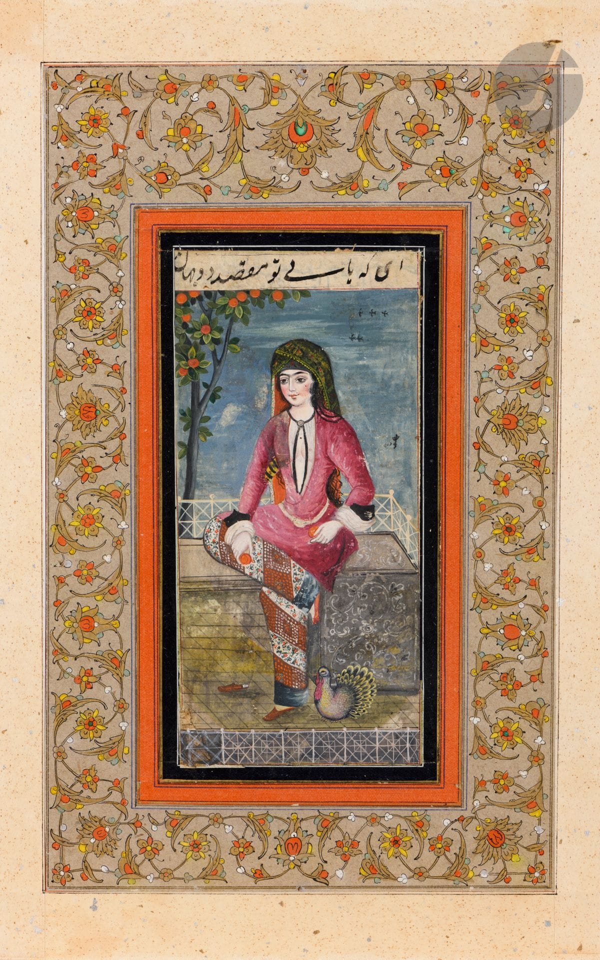 Portrait de femme, Iran Zand, fin XVIIIe siècle
Gouache sur papier représentant une femme assise sur un banc de pierre sur une terrasse fermée par une balustrade blanche. Elle est coiffée d’un long voile vert à motifs floraux, vêtue d’une tunique rose laissant apparaître sa poitrine et d’un pantalon strié de bandes de motifs. Sa jambe droite est croisée sur son genou gauche, le pied déchaussé. Un paon se tient sur le sol à ses côtés. Surmontée d’un cartouche calligraphique en persan nasta’liq à l’encre noire et montée en page d’album sur papier cartonné avec des bordures colorées et une marge grise peinte de rinceaux floraux à l’or et en polychromie.
Dim. peinture : 14,5 x 17,2 cm ; totales : 29,9 x 18,6 cm
Petits accidents, taches, sauts de polychromie, petites restaurations, notamment dans l’angle inférieur gauche.