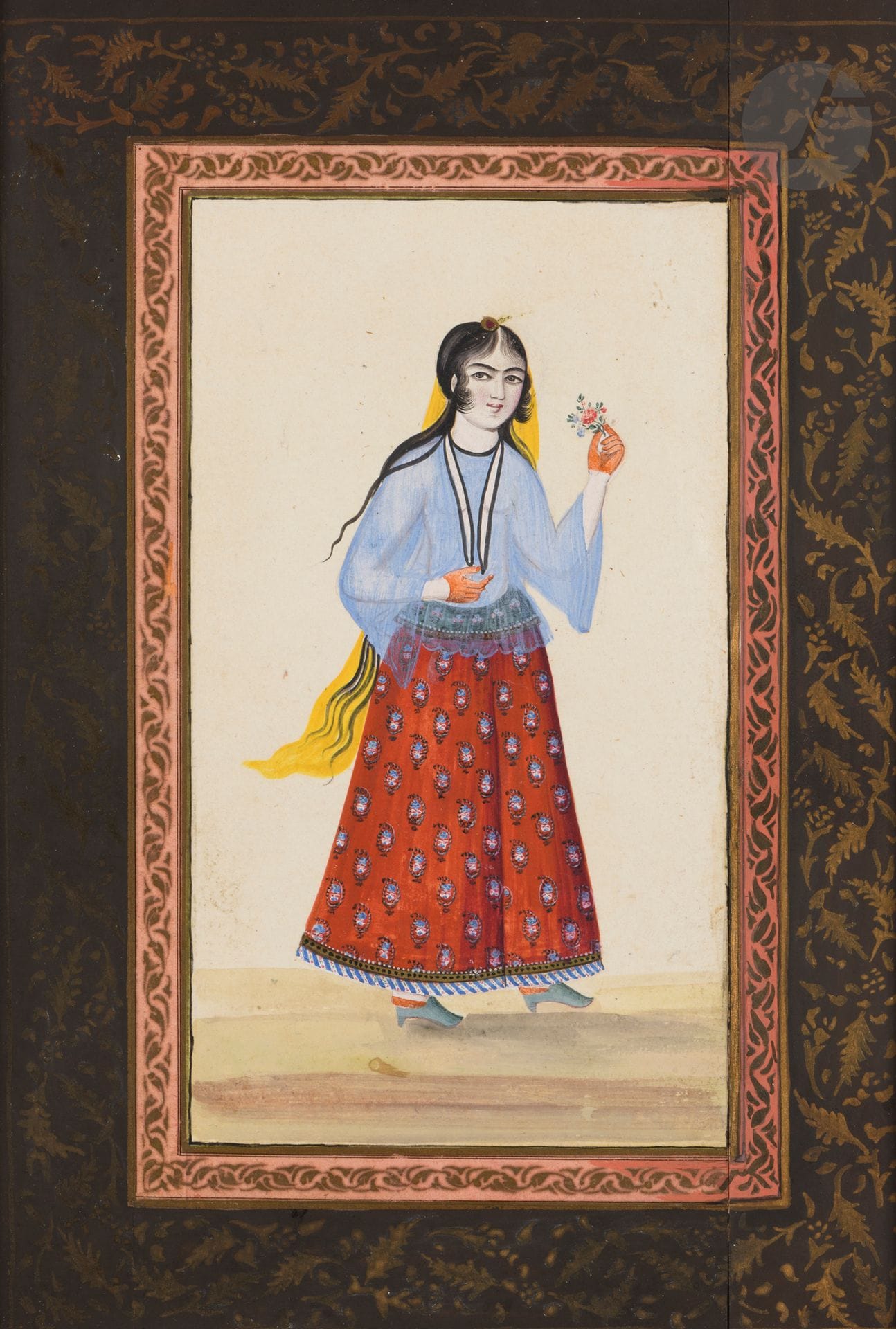 Deux portraits de femmes, Iran qâjâr, XIXe siècle
Gouaches et or sur papier représentant chacune une femme en pied, la première voilée d’un voile vert et vêtue d’une chemise rouge et d’une jupe bleue, la seconde vêtue d’une chemise bleue et d’une jupe rouge et humant une fleur. Montée en page d’album sur papier cartonné avec une bordure rose et une marge brune peintes d’un décor floral doré.
Dim. peintures : 15,3 x 8,2 et 15,3 x 8,5 cm ; pages : 22,9 x 16 et 22,8 x 16,3 cm
Un bord de chaque page entièrement refait, petites taches.