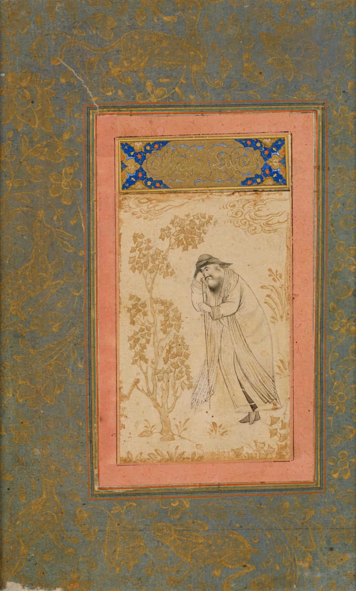Portrait d’un vieil homme d’après Reza-e Abbasi, Iran safavide XVIIe siècle ou plus tard
Dessin à l’encre noire sur papier représentant un homme âgé, barbu, coiffé d’un chapeau et vêtu d’un long manteau, en appui sur sa longue canne, le pied droit croisé sur le pied gauche. Autour de lui, des arbres et des nuages tchi peints à l’or. Dessin monté en page d’album muraqqa sur papier cartonné avec un cartouche de titre safavide enluminé à l’or et en polychromie, une bordure rose et une marge à décor animalier et floral peint à l’or sur fond vert. Cachet au dos au nom de Mohammad Akrab [?].
Dim. dessin : 10,5 x 7,3 cm ; page : 26,6 x 15,7 cm
Taches, usures, pliures.

La figure de ce vieil homme est connue sur un dessin en couleurs du grand peintre du règne de Shah Abbas Ier, Reza-e Abbassi (1565-1635) conservé au Metropolitan Museum de New York sous le numéro d’inventaire 25.68.5. L’artiste reprend ici non seulement la pose mais aussi le costume et l’air songeur du sujet mais abandonne la couleur pour se concentrer sur le trait.
